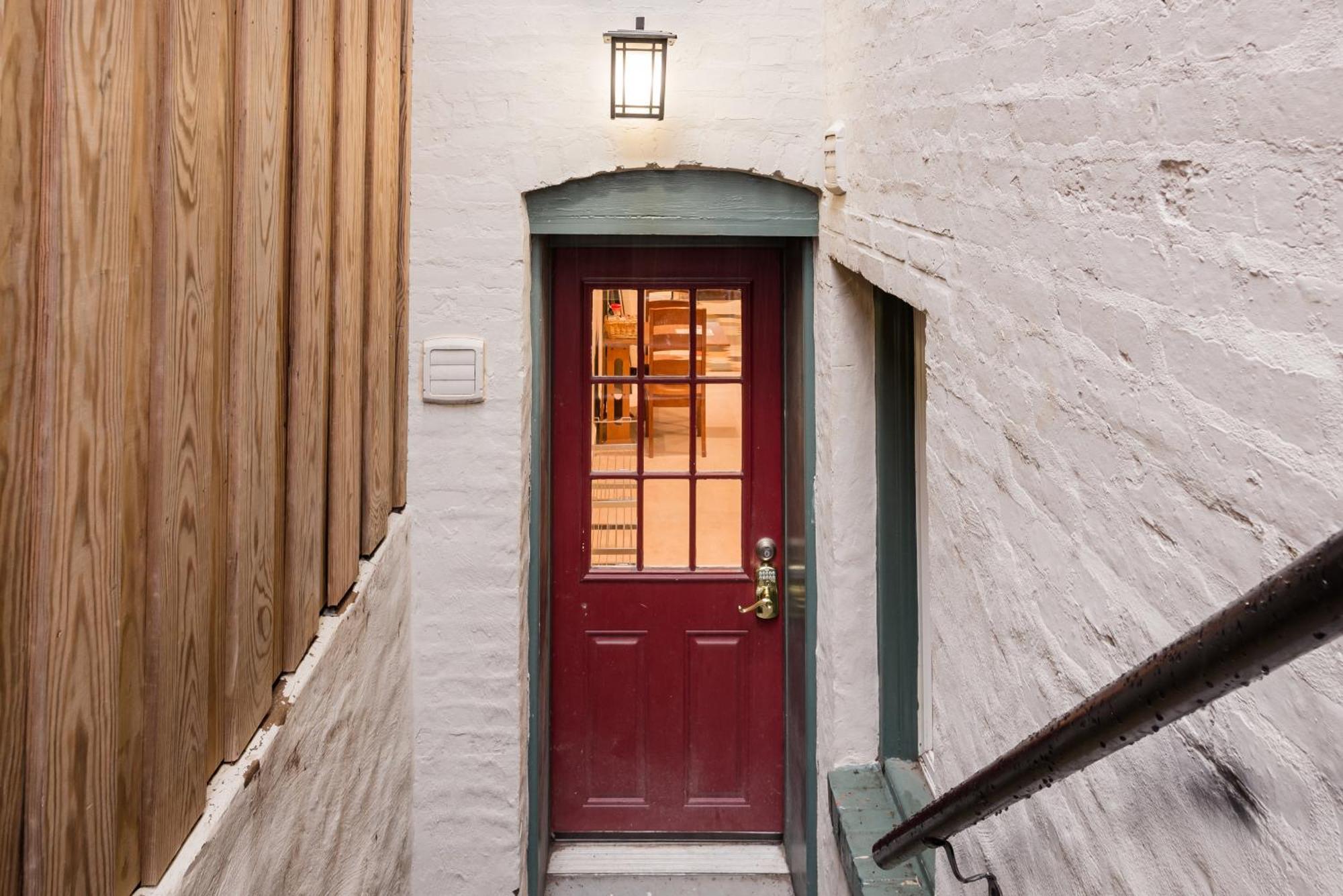 Explore Sights Of From Spacious Crib Apartment *