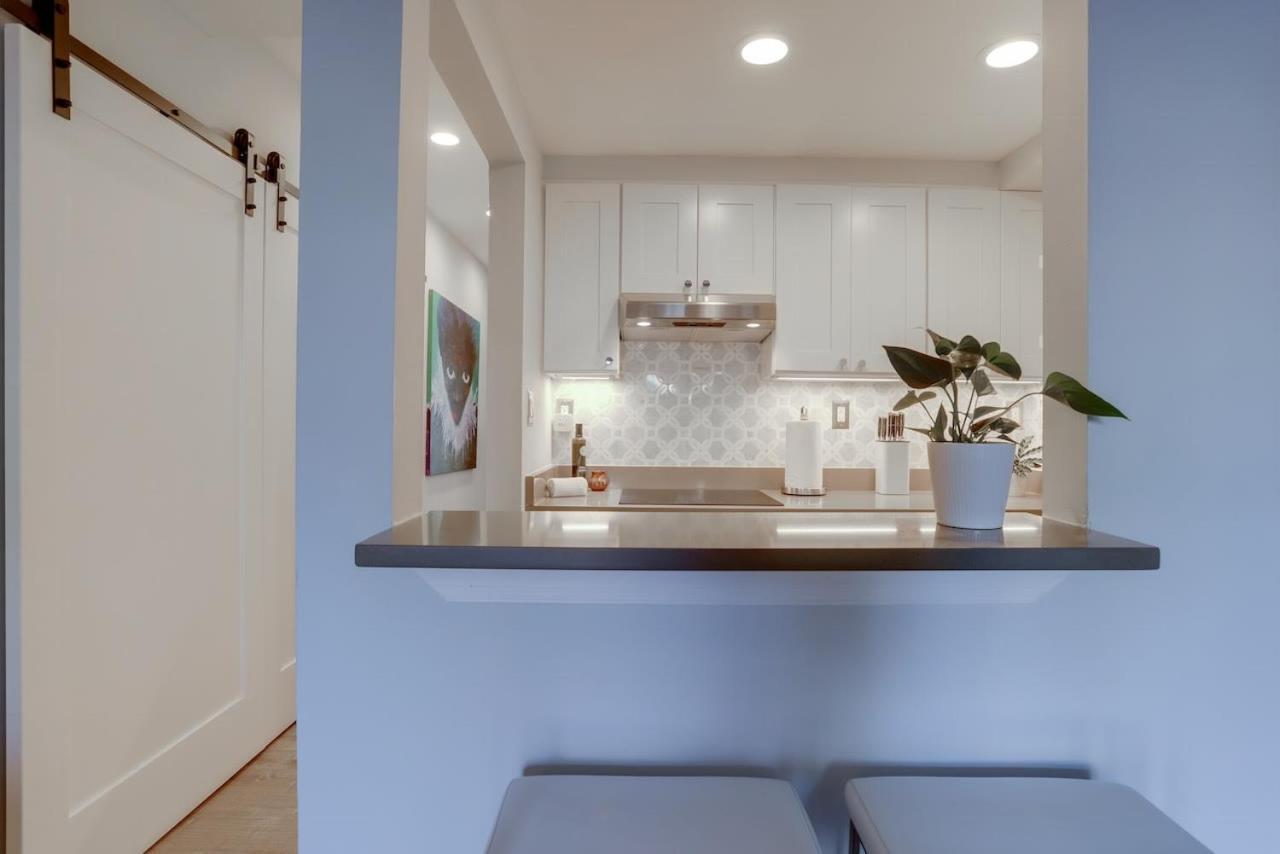 Sojourn Free Parking Capitol Hill Apartment *