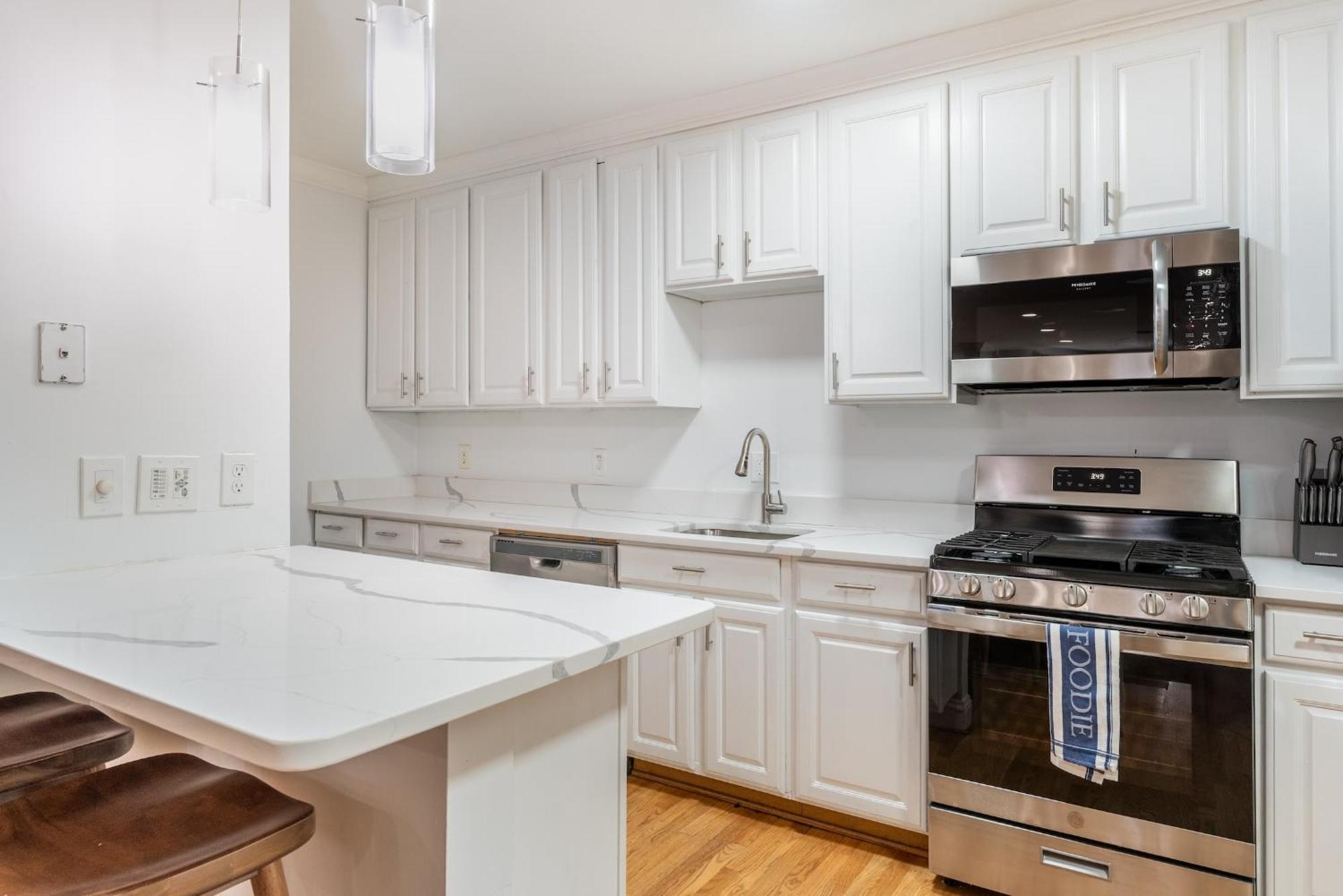 Spacious 4br Dc Townhouse With Jacuzzi & Parking Apartment *