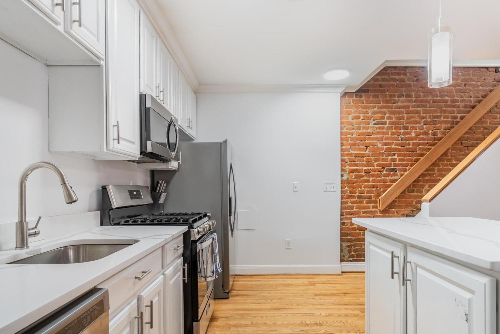 Spacious 4br Dc Townhouse With Jacuzzi & Parking