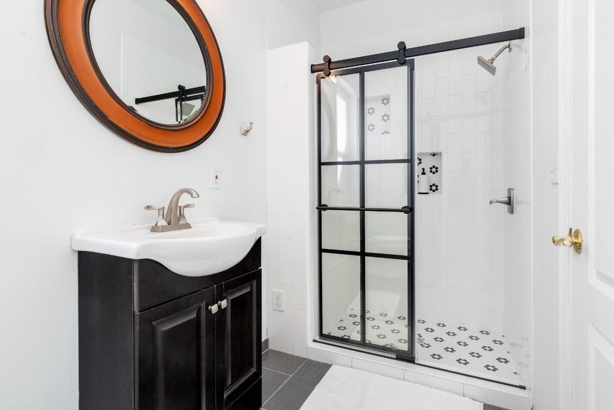 Spacious 4br Dc Townhouse With Jacuzzi & Parking