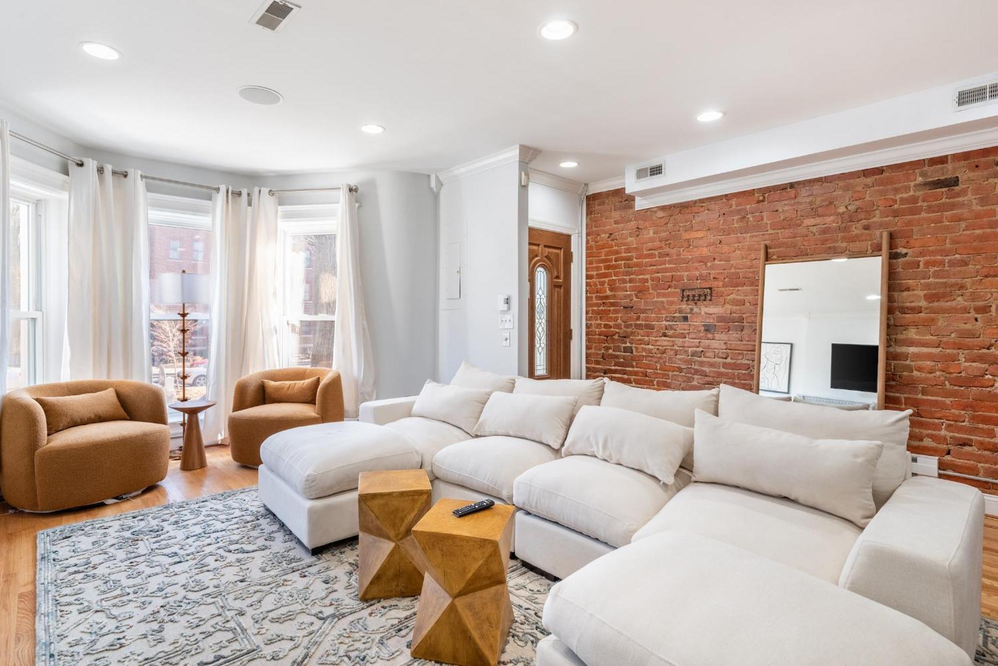 Spacious 4br Dc Townhouse With Jacuzzi & Parking