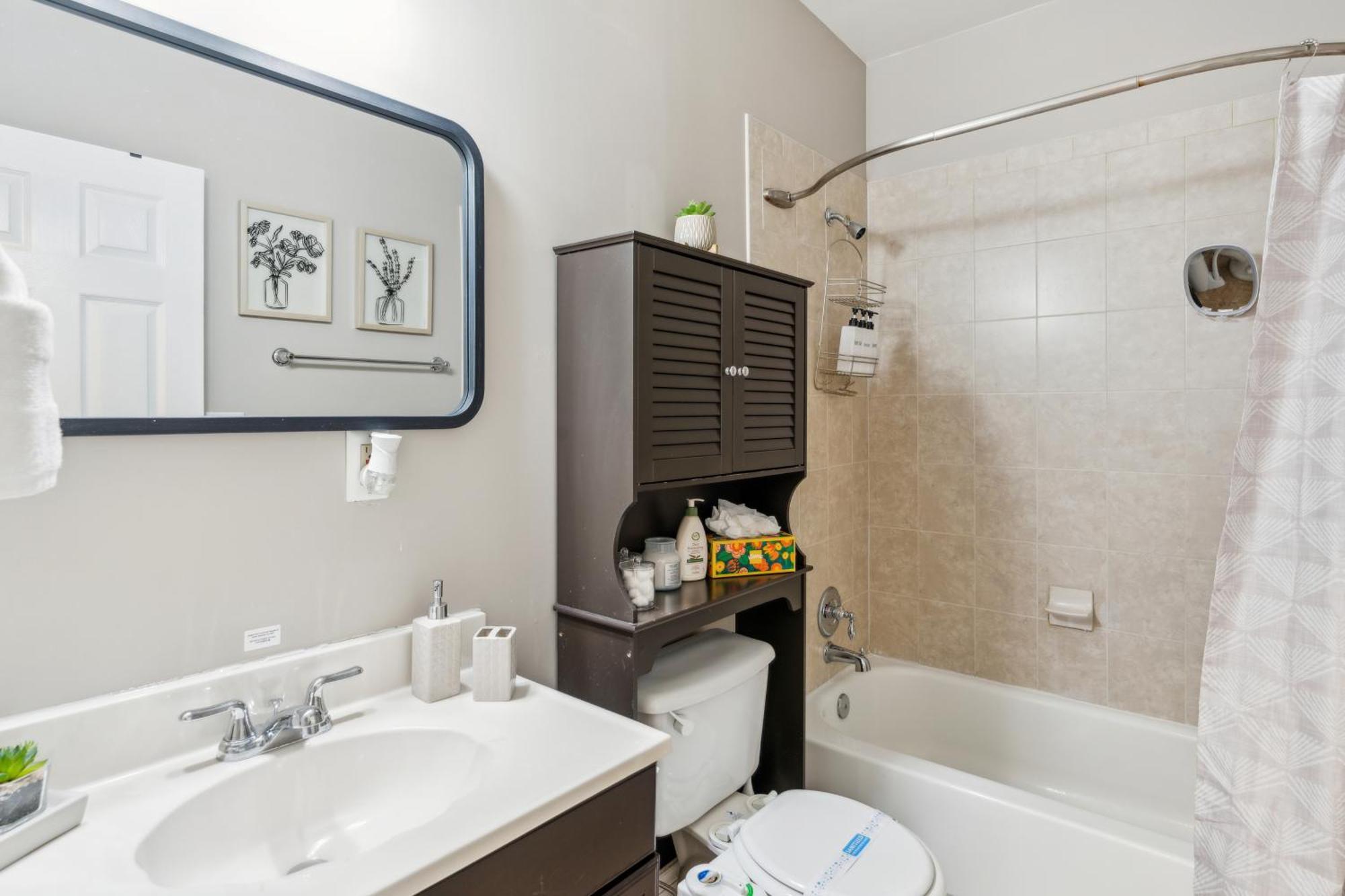 Apartment Peaceful 3 Bedroom With Parking, Family Friendly Near Medstar Washington