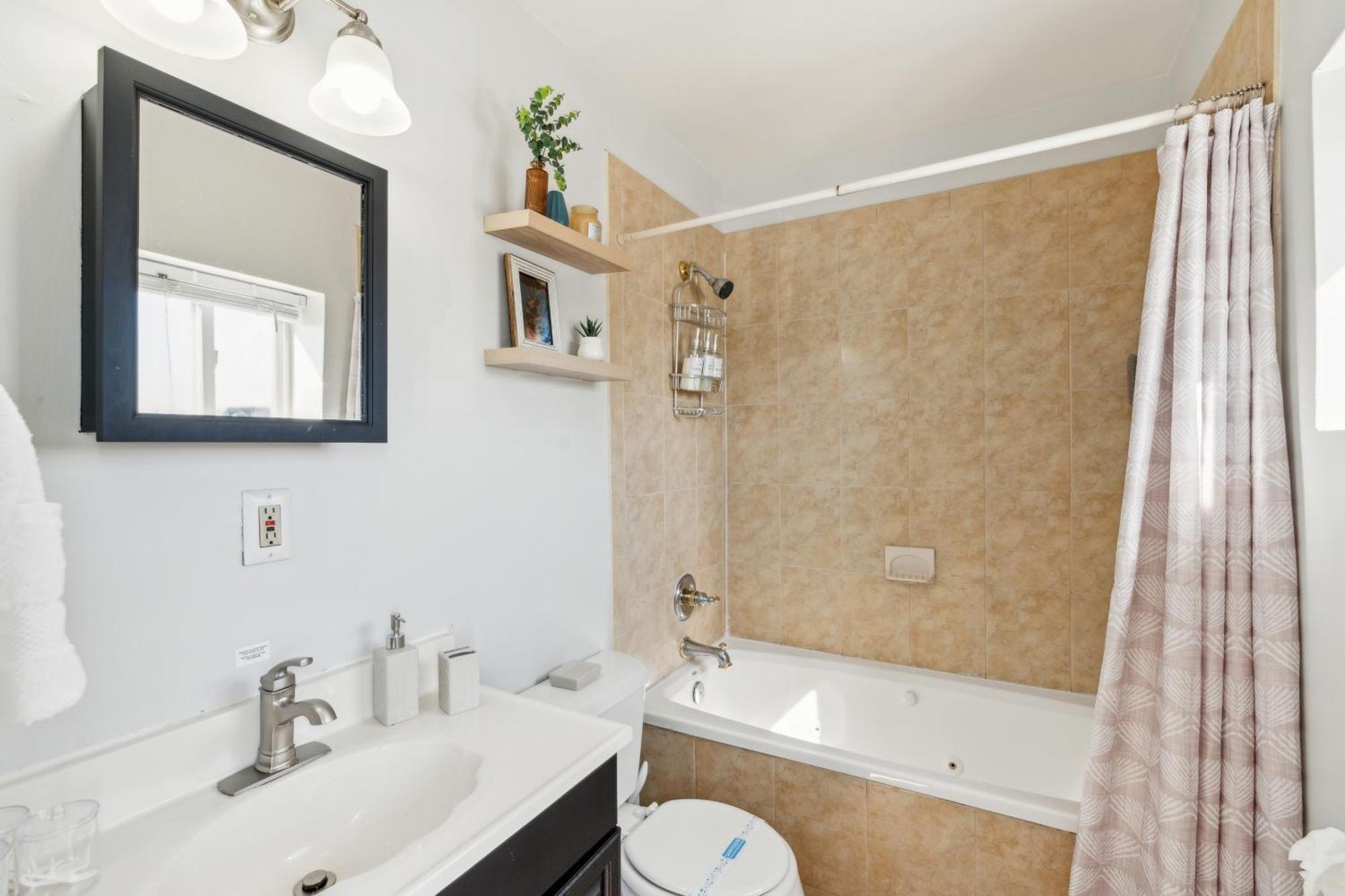 Apartment Peaceful 3 Bedroom With Parking, Family Friendly Near Medstar Washington