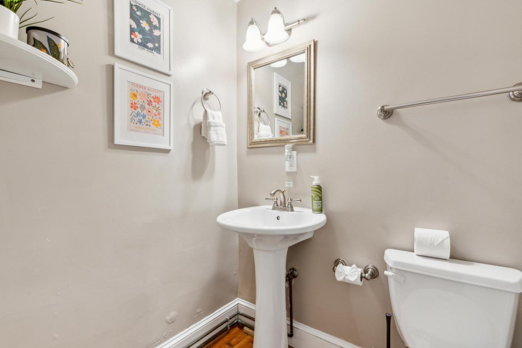 Peaceful 3 Bedroom With Parking, Family Friendly Near Medstar