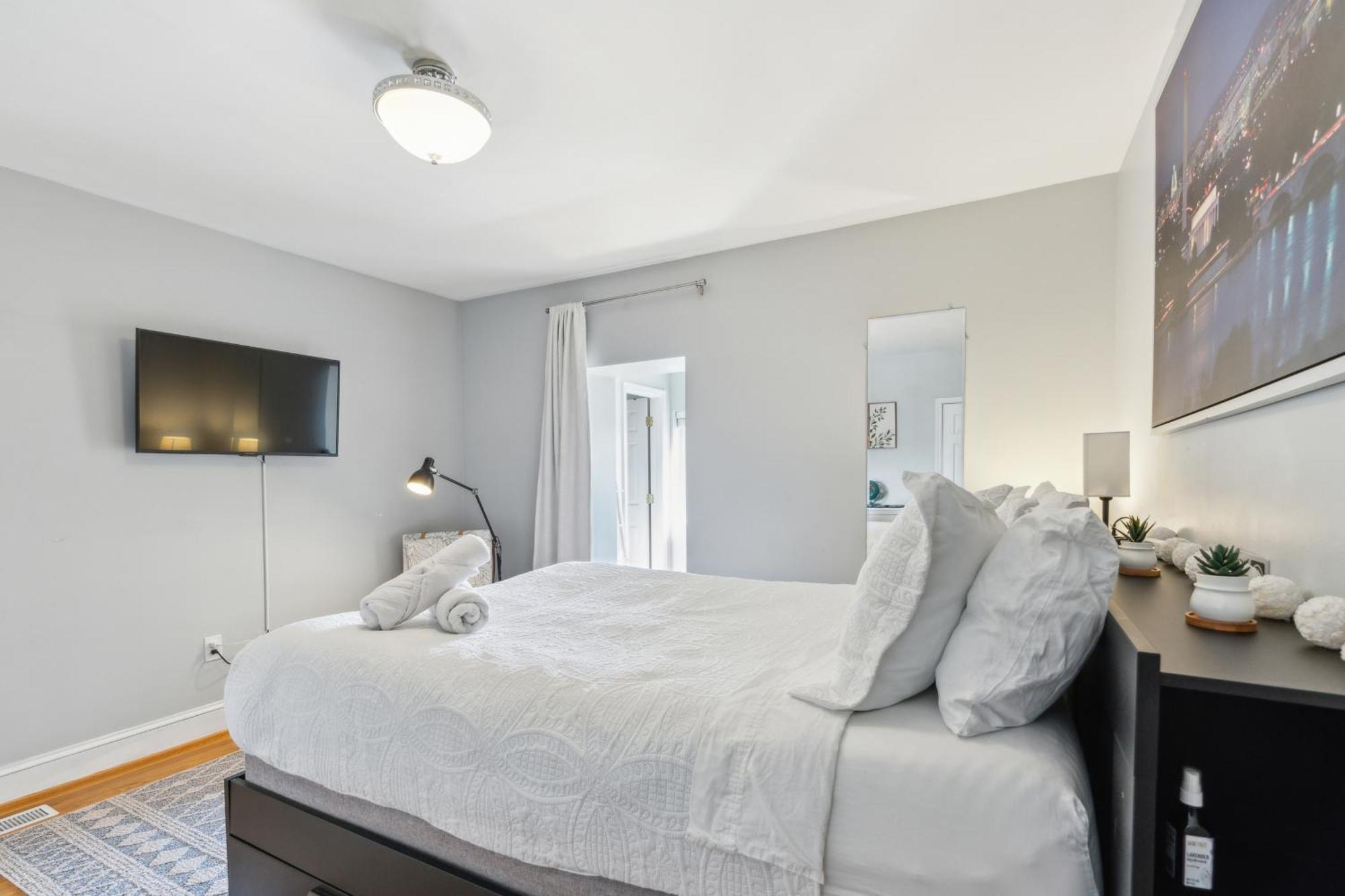Apartment Peaceful 3 Bedroom With Parking, Family Friendly Near Medstar *