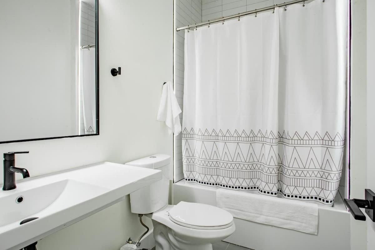Vibrant 2-br Luxe Flat Adjacent Eastern Market Walk To Metro Barracks Row Capitol Hill * Washington