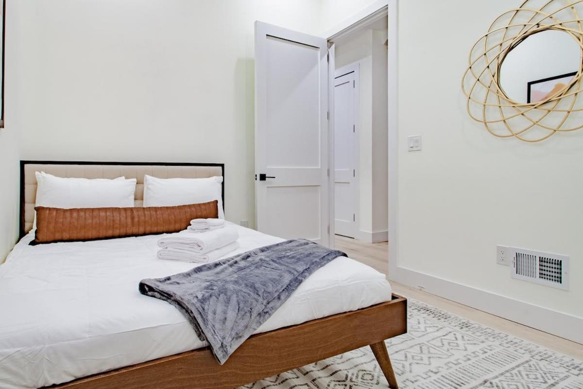Vibrant 2-br Luxe Flat Adjacent Eastern Market Walk To Metro Barracks Row Capitol Hill