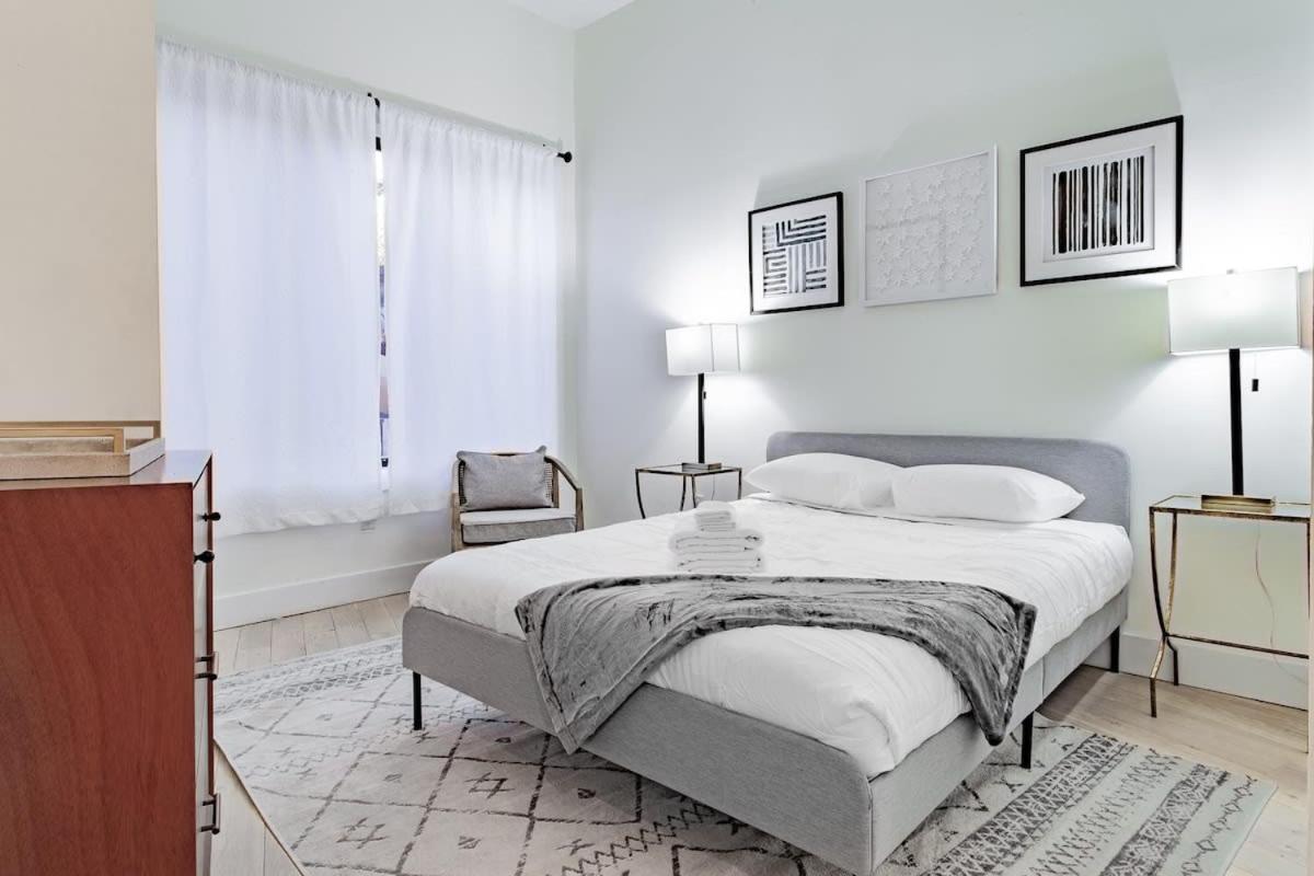 Vibrant 2-br Luxe Flat Adjacent Eastern Market Walk To Metro Barracks Row Capitol Hill Apartment *