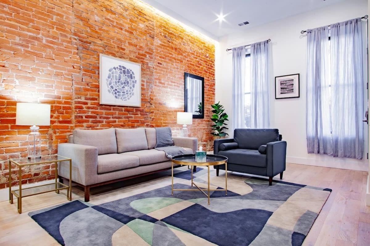 Vibrant 2-br Luxe Flat Adjacent Eastern Market Walk To Metro Barracks Row Capitol Hill *