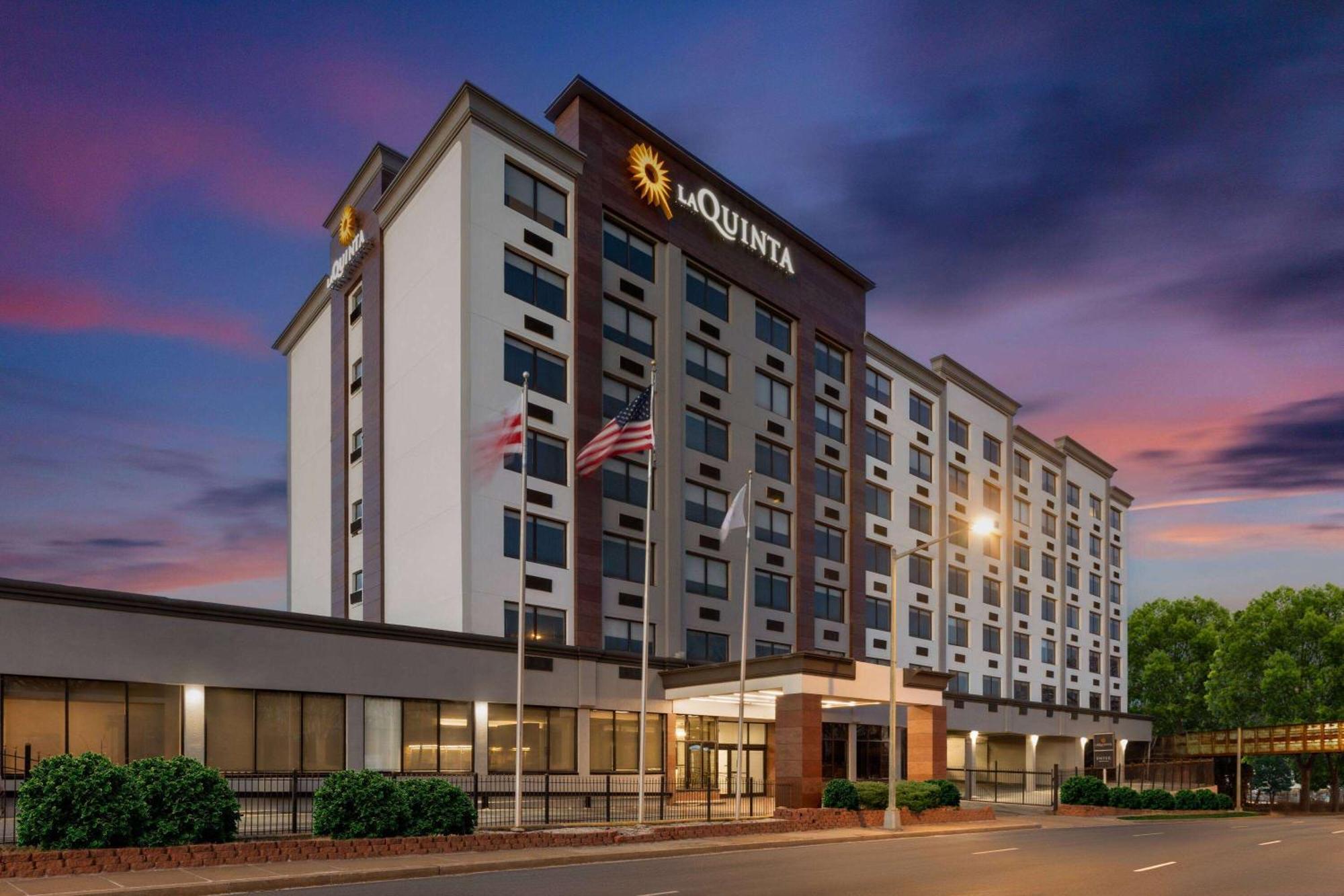 La Quinta & By La Quinta & By Wyndham Dc Noma Hotel