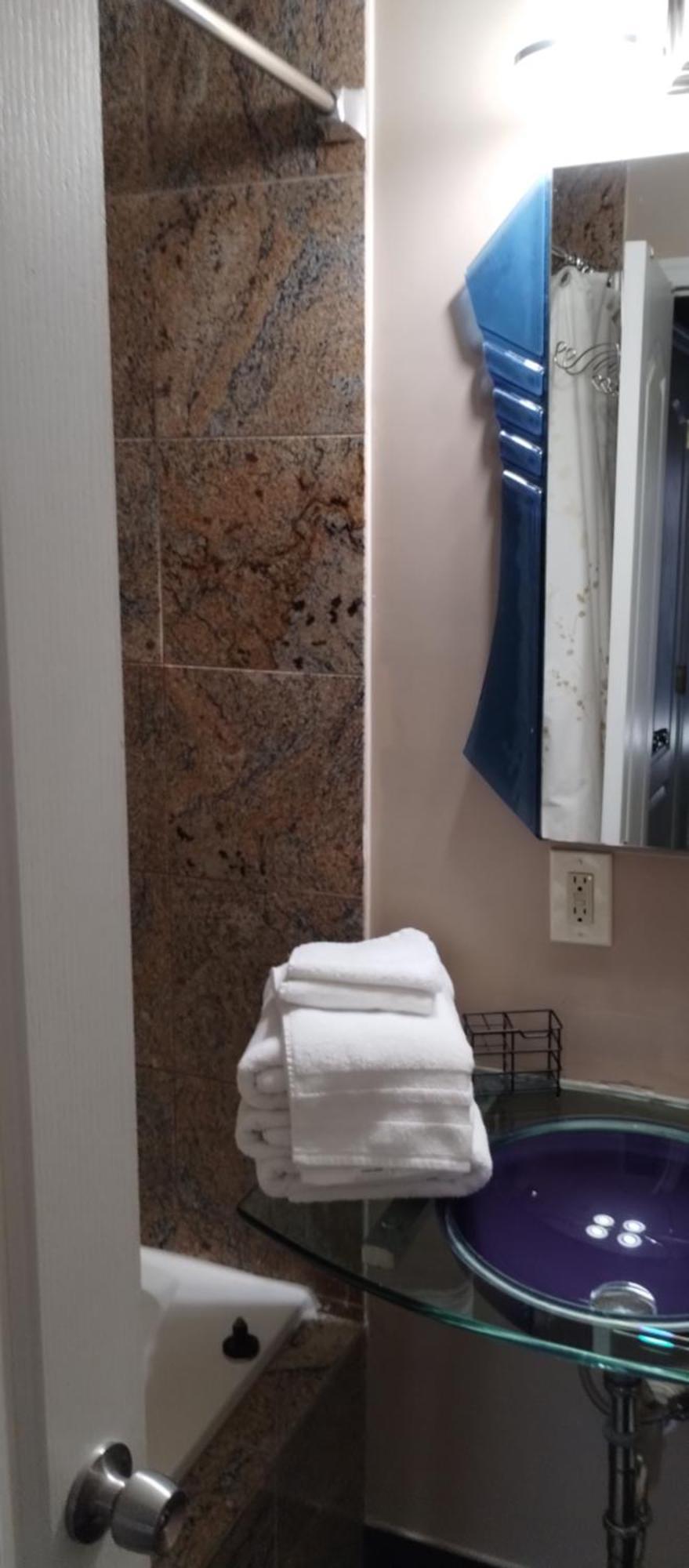 Beautiful 3br 3ba With Free Parking Near Downtown Dc *