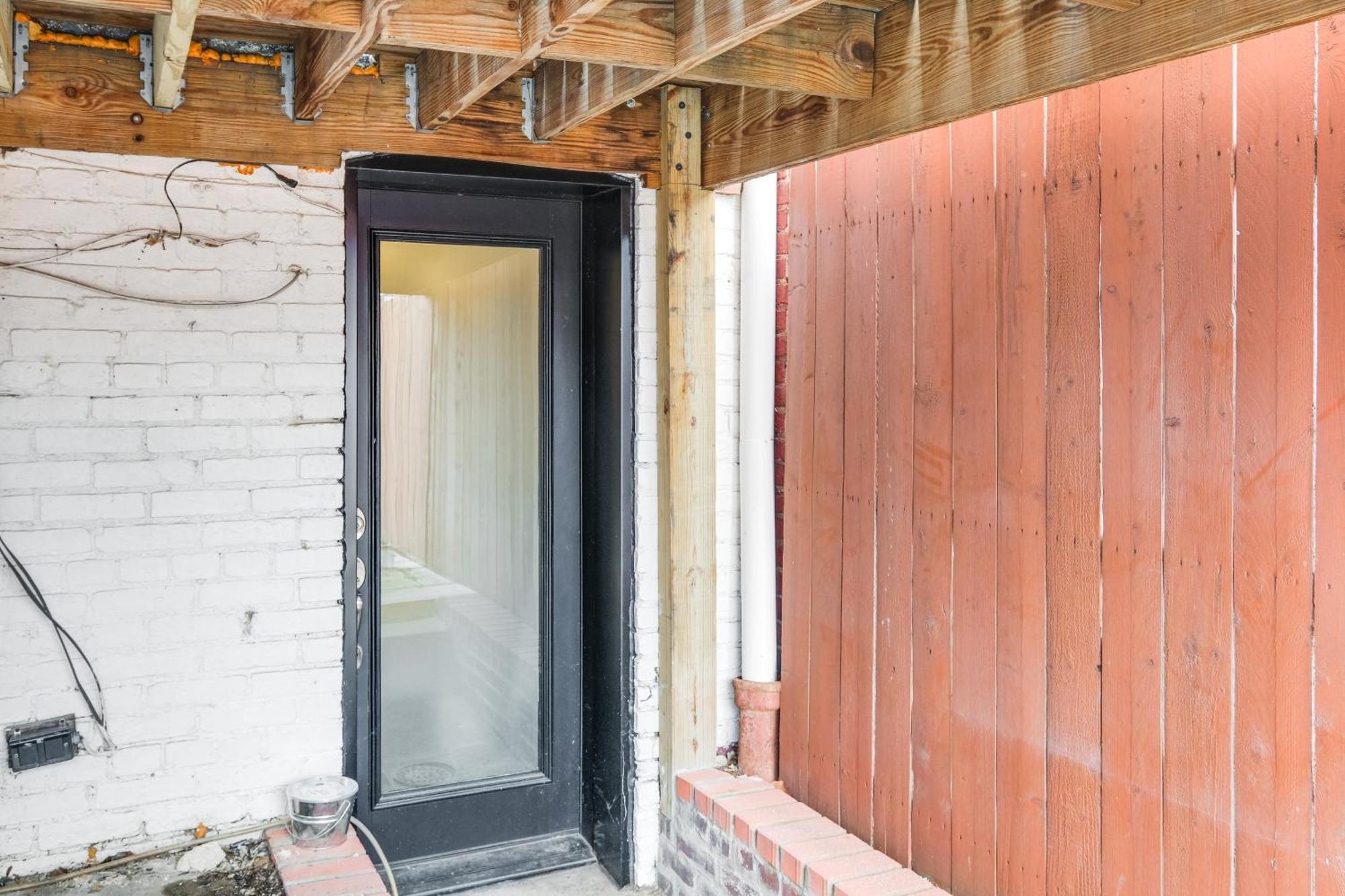 Walkable Location Modern Dc With Yard Access! Apartment