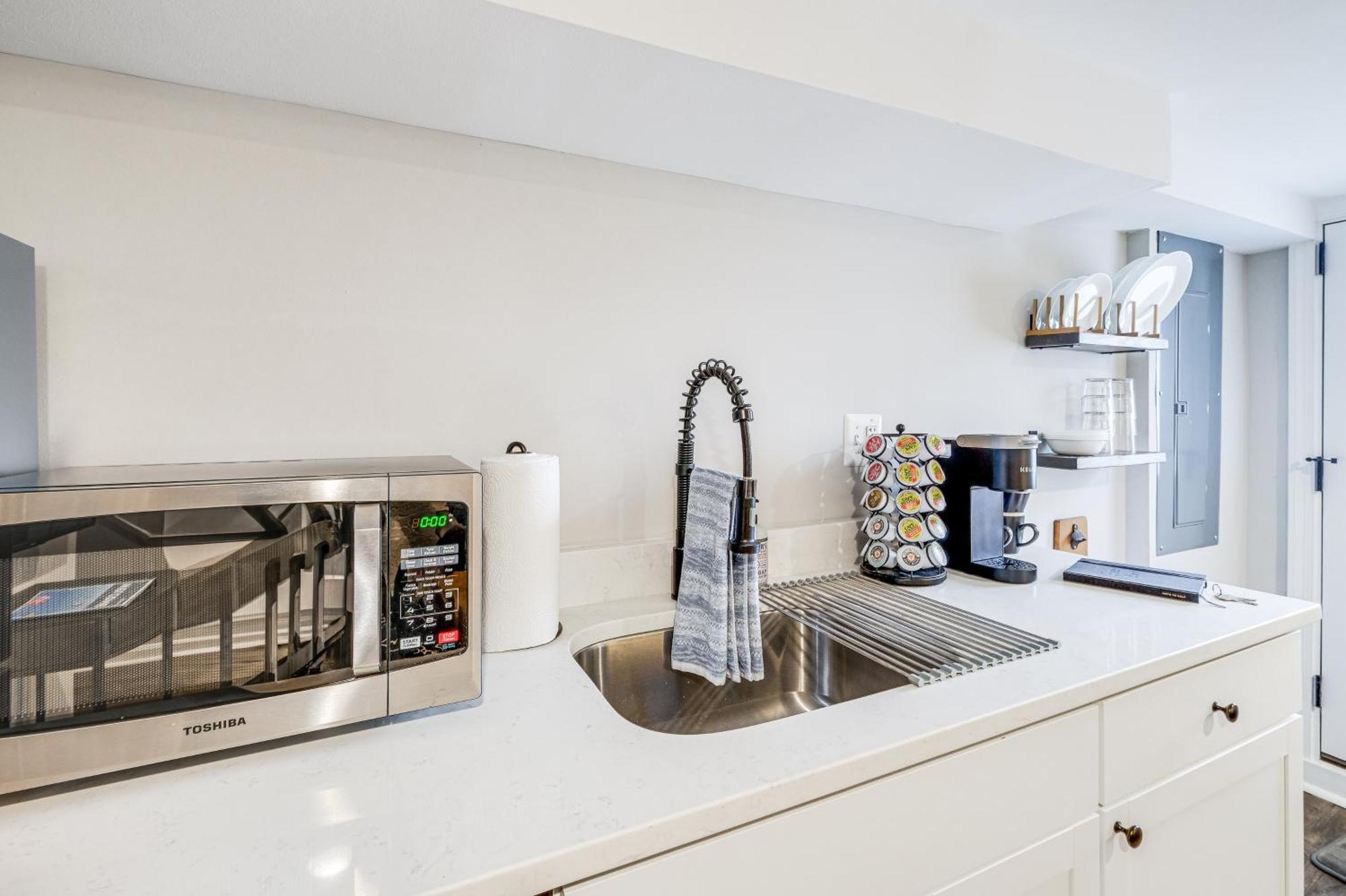 Apartment Walkable Location Modern Dc With Yard Access!