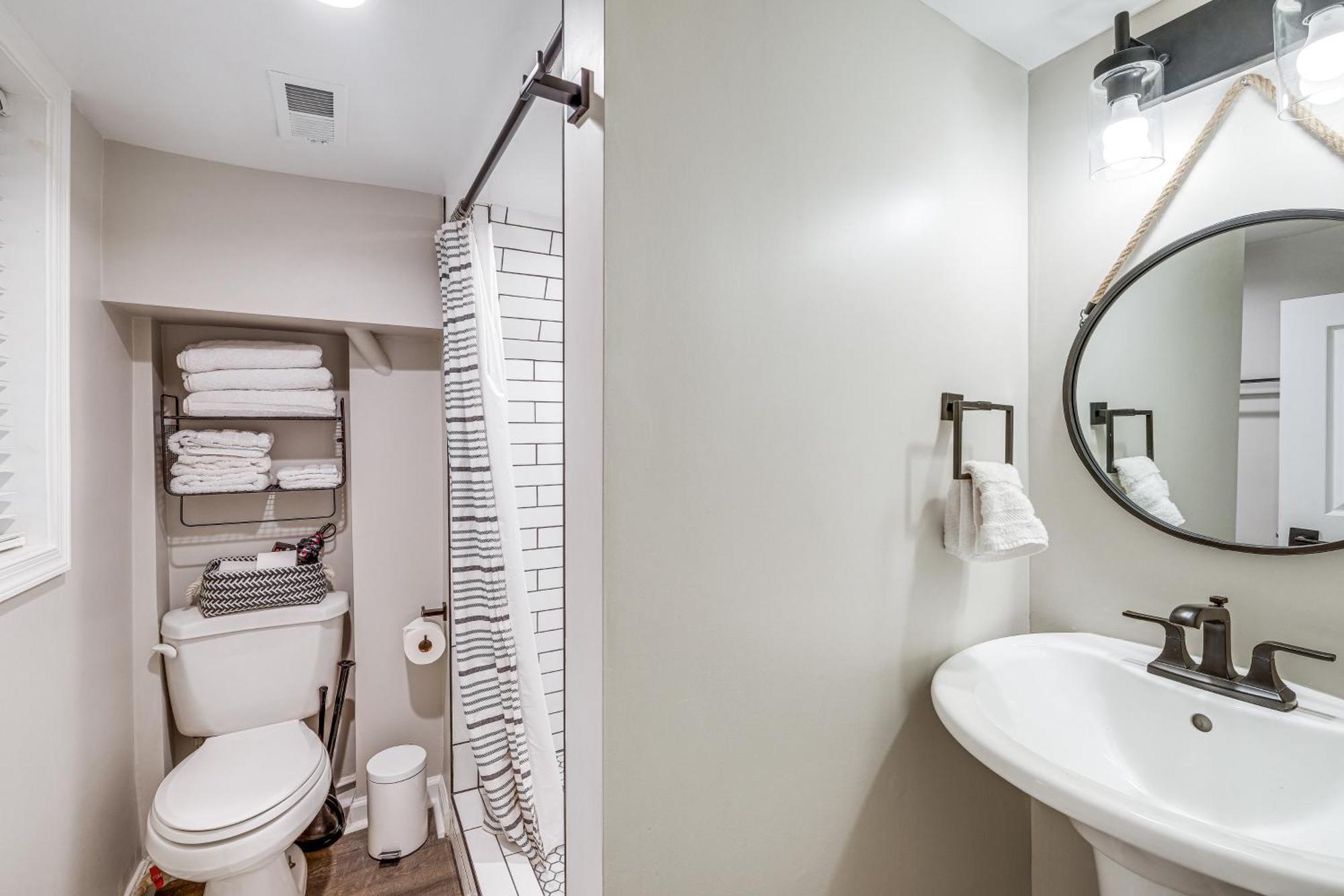 Apartment Walkable Location Modern Dc With Yard Access! *