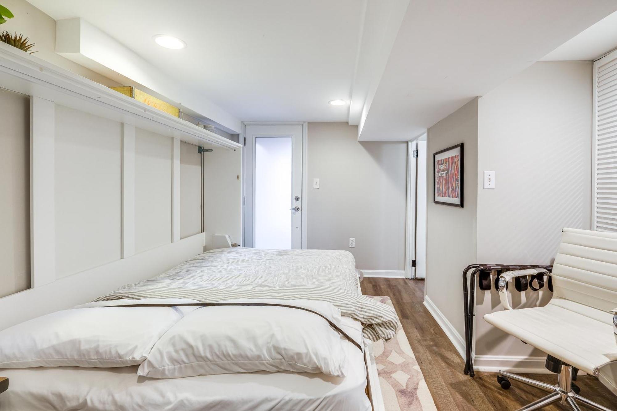 Walkable Location Modern Dc With Yard Access!