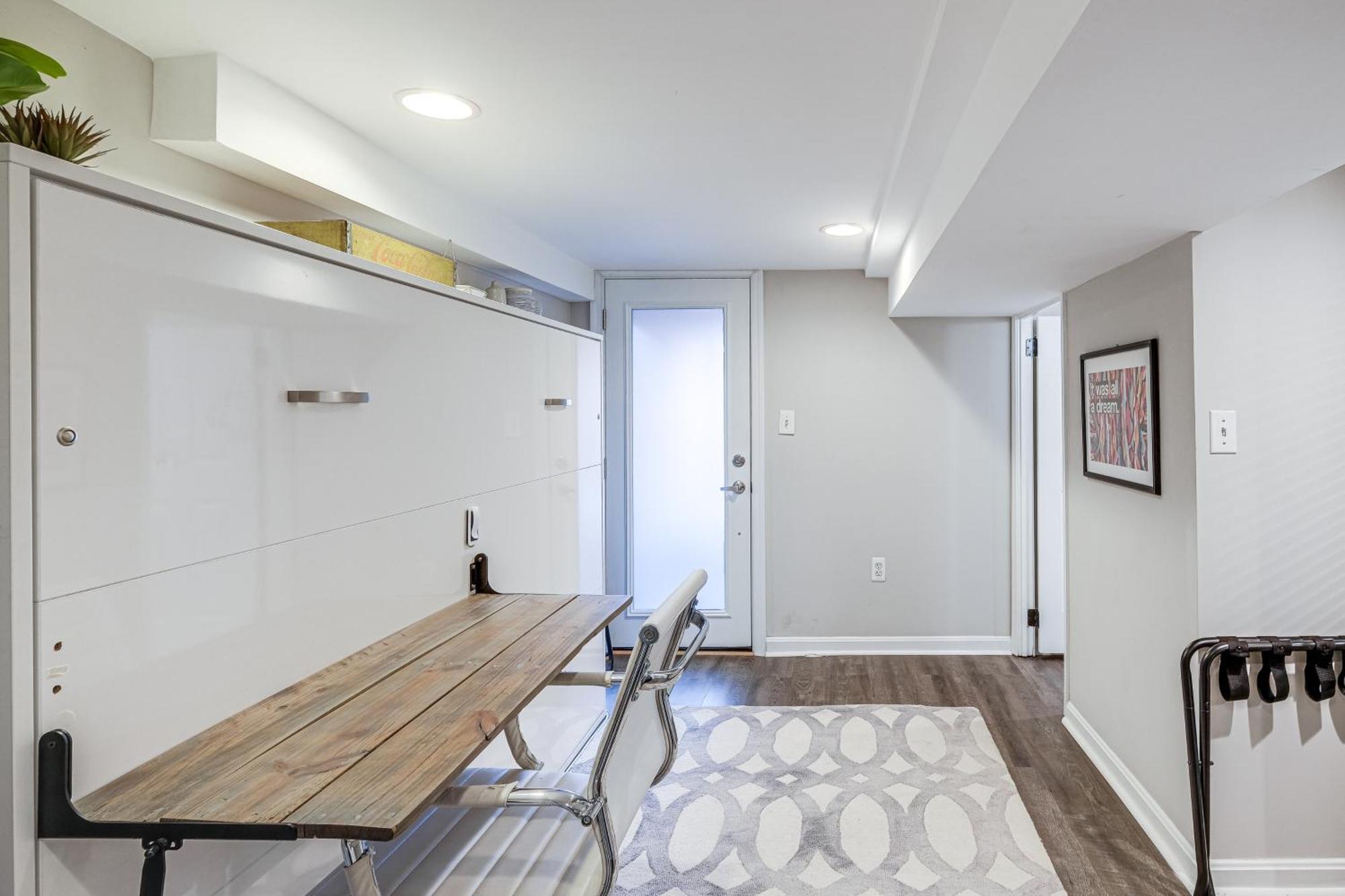 Walkable Location Modern Dc With Yard Access! Apartment