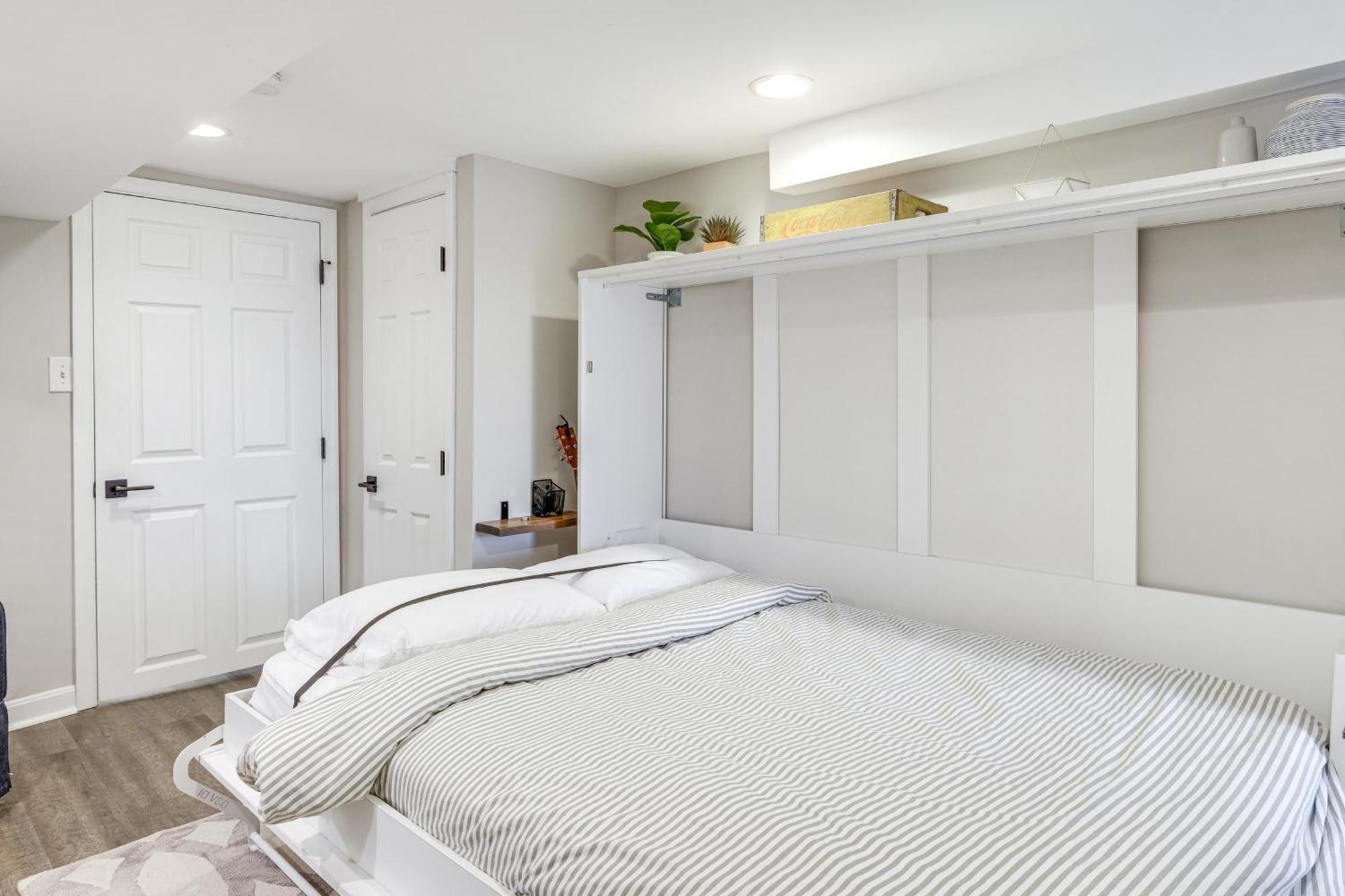 Walkable Location Modern Dc With Yard Access!