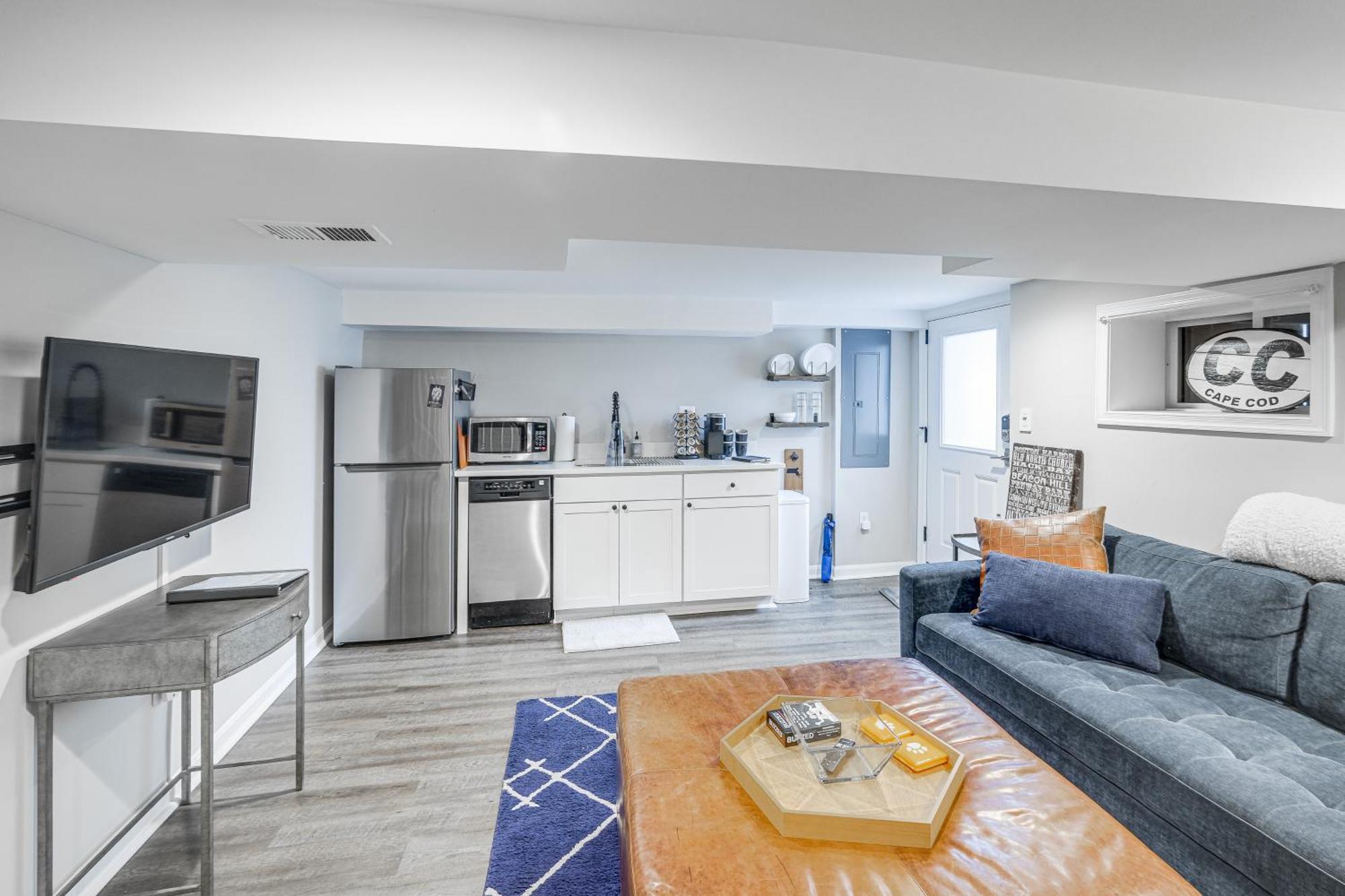 Walkable Location Modern Dc With Yard Access! Apartment