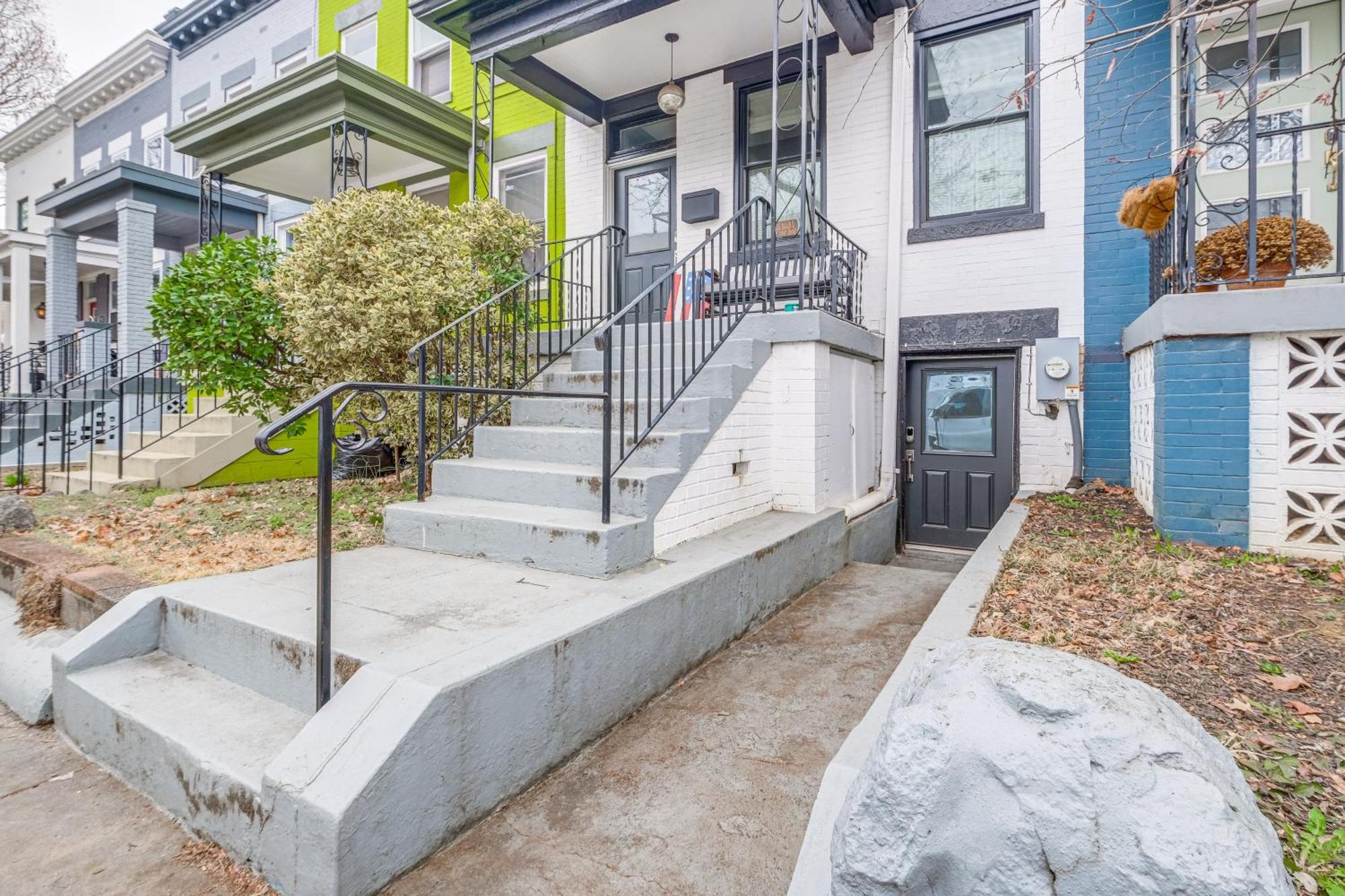 Walkable Location Modern Dc With Yard Access! *