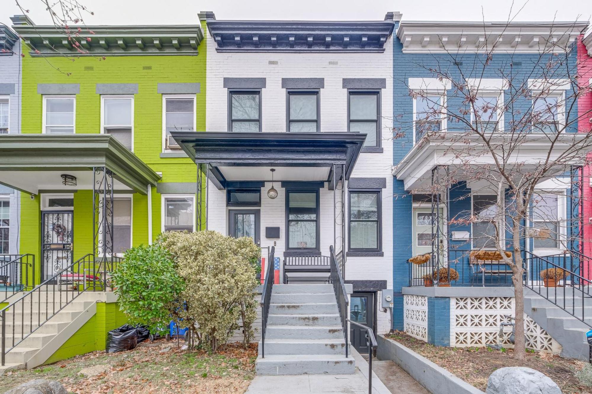 Apartment Walkable Location Modern Dc With Yard Access!