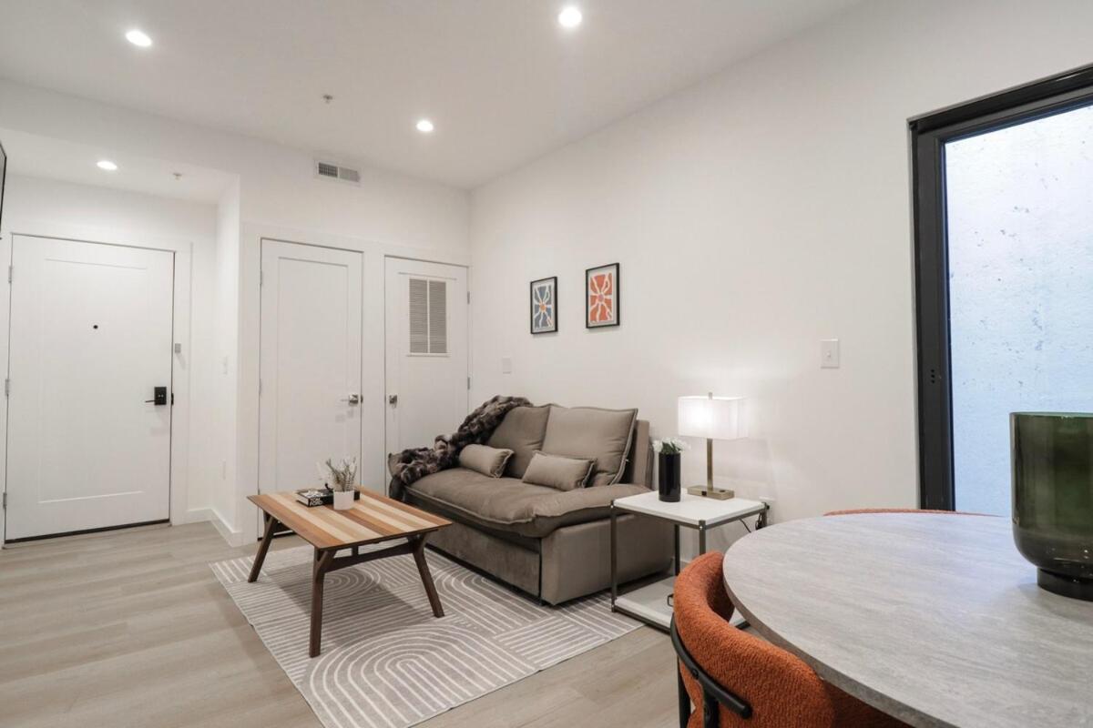 Unit 1 Stylish With King Bed And Sofa Bed Washington
