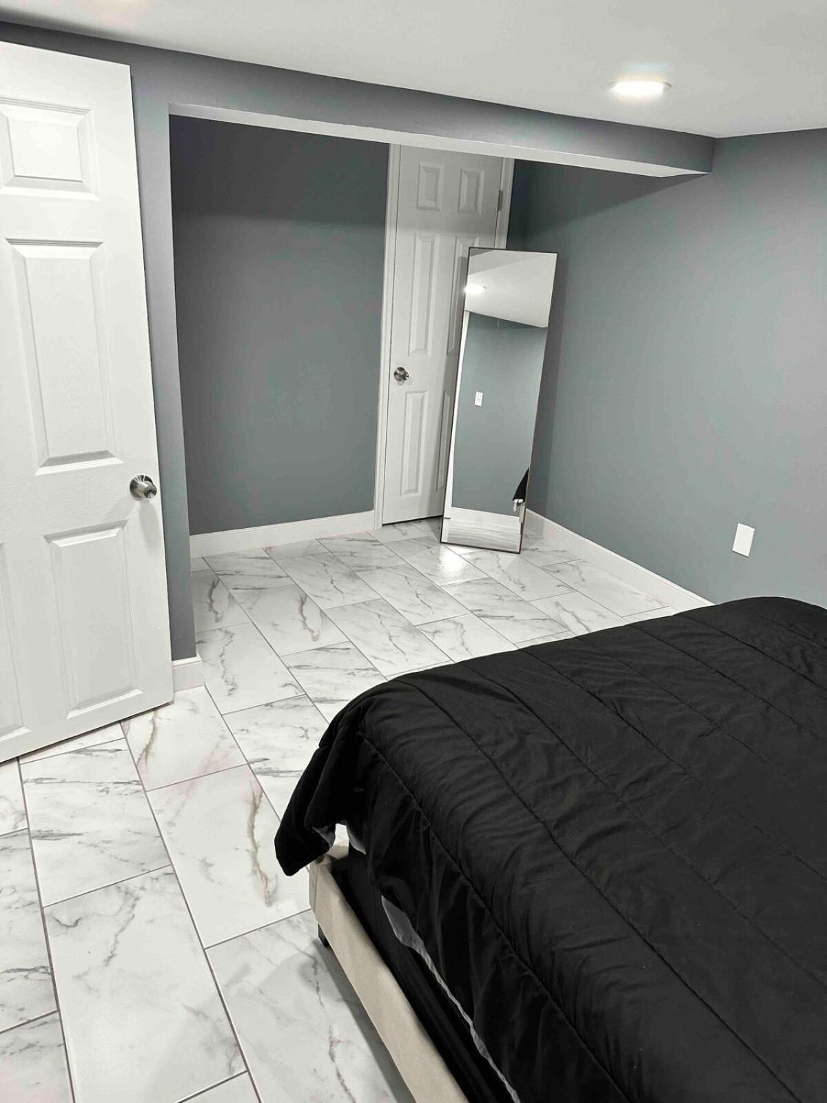 Lovely Basement 1-bedroom With Free Parking Apartment *