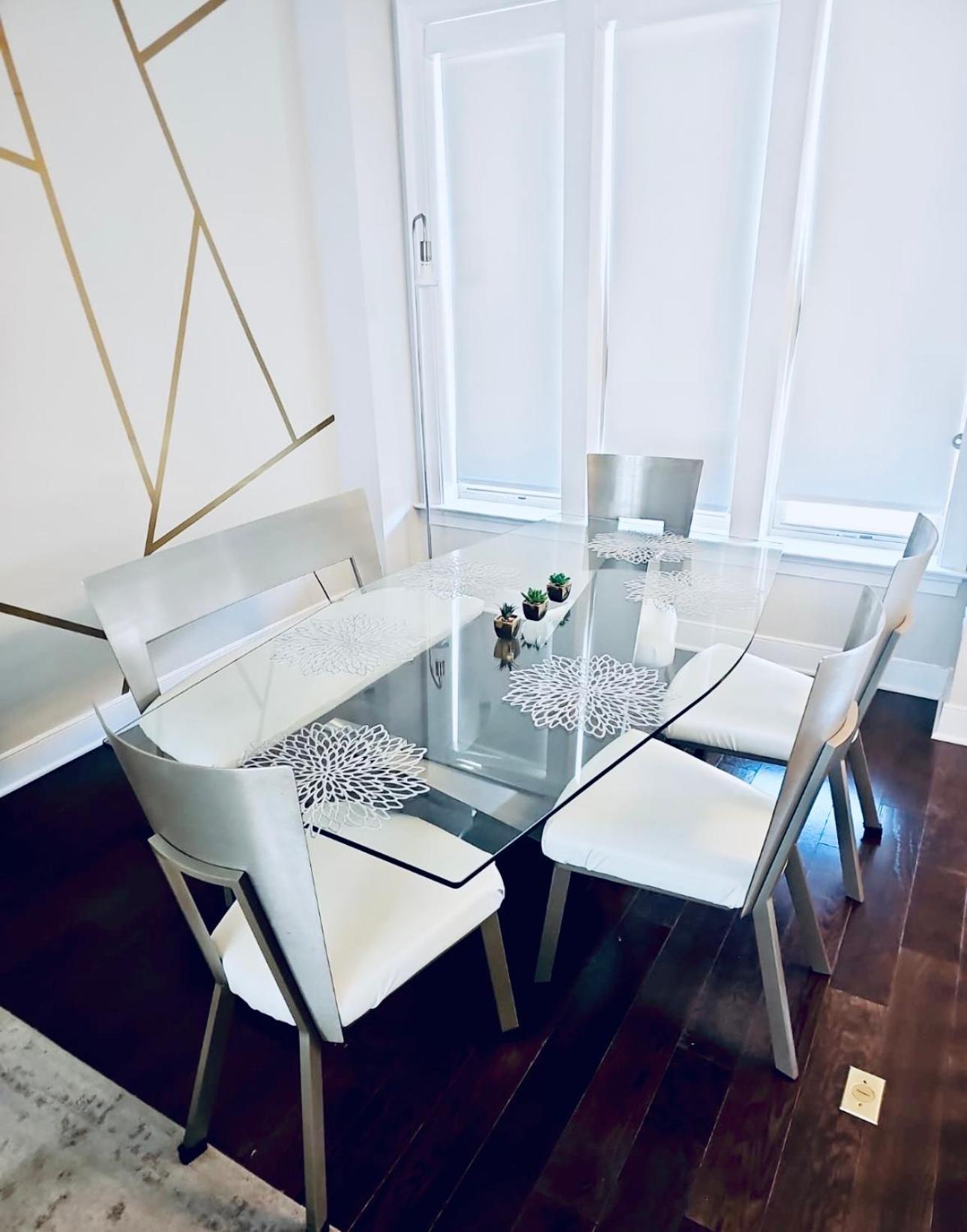 Gorgeous Modern 4-level 4bdr In Location Parking Included Free Cancellation Holiday home