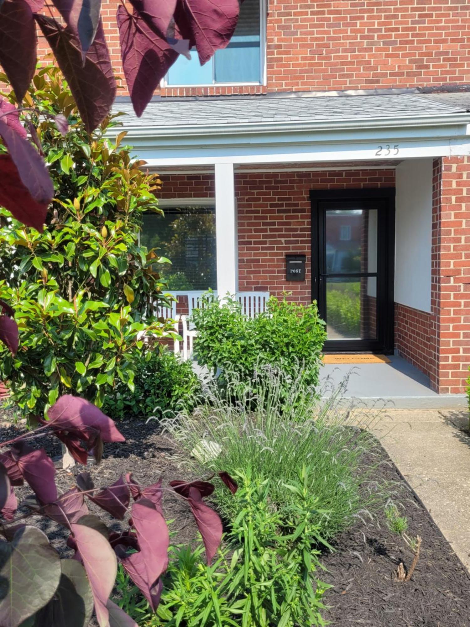 Capitol Hill Adj With Parking And Easy Access To Downtown *