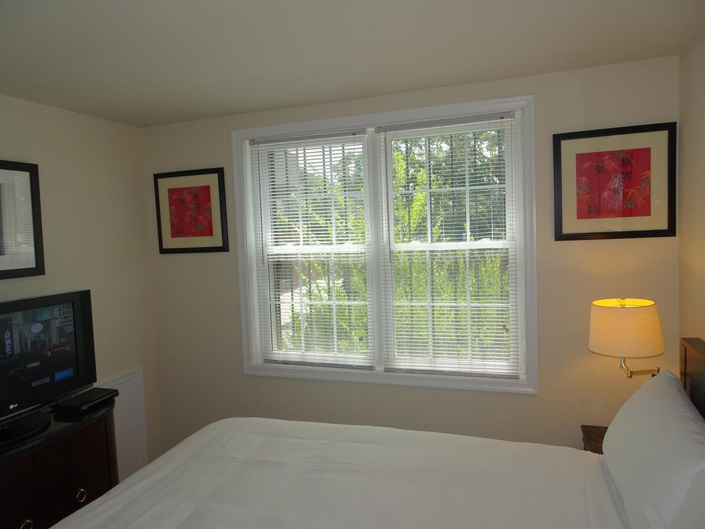 Apartment Affordable 2bdrm Home-free Parking *