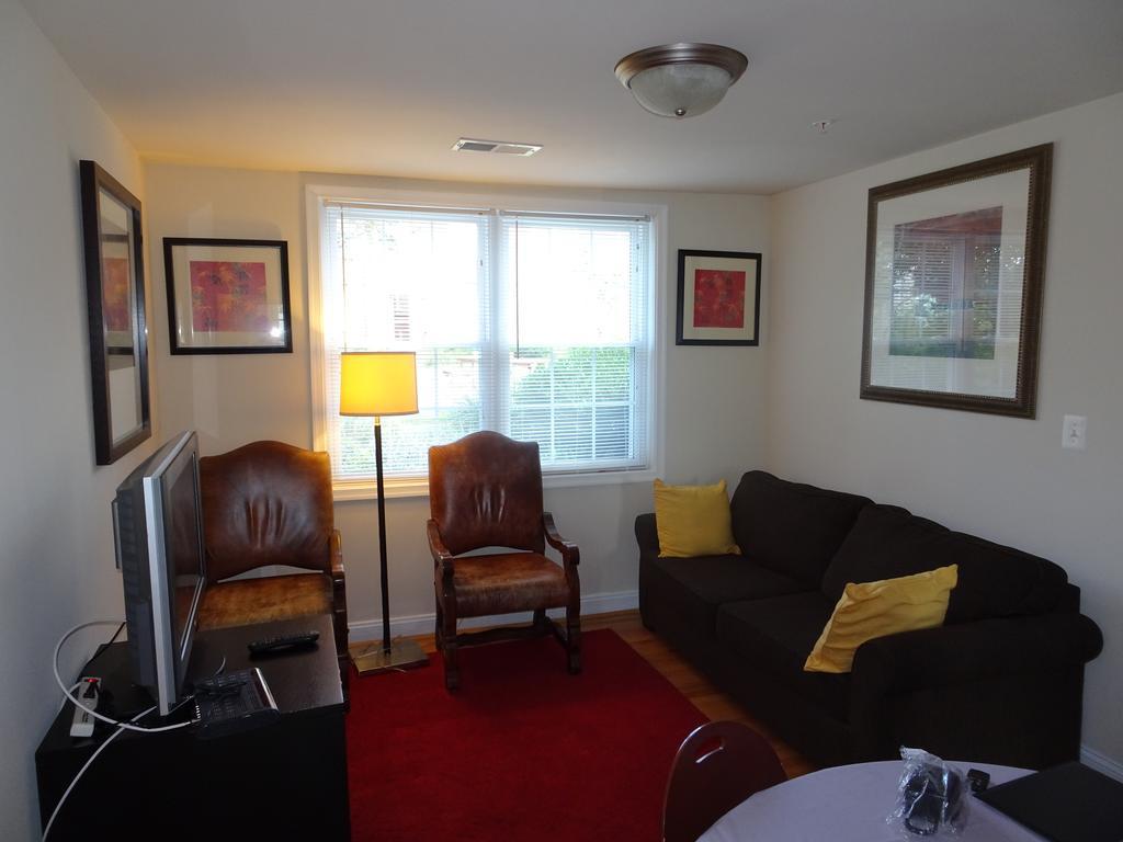 Affordable 2bdrm Home-free Parking Apartment *