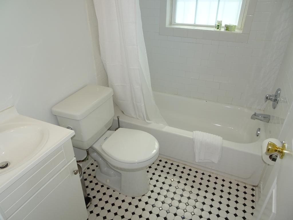 Affordable 2bdrm Home-free Parking Apartment Washington