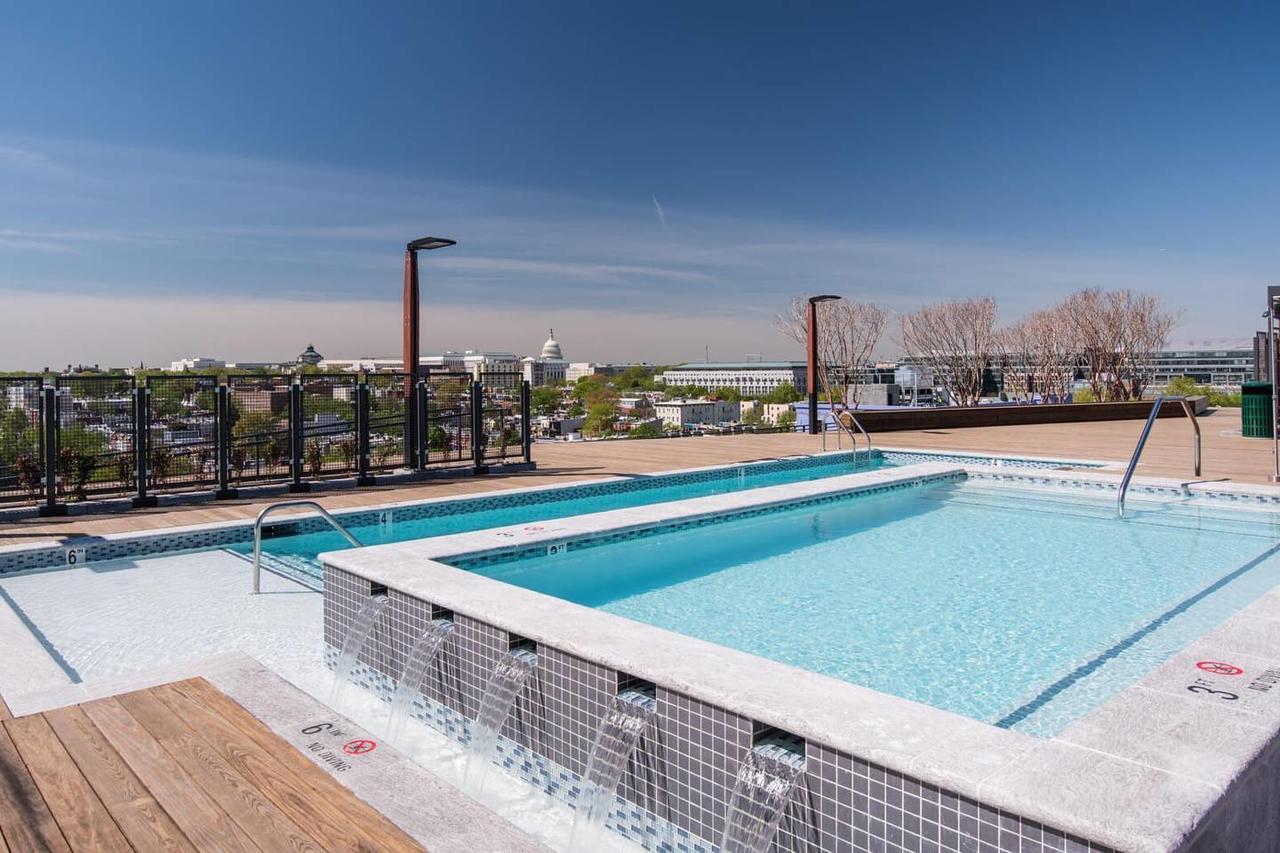 Stunning Dc W Rooftop Pool Ideal Location *