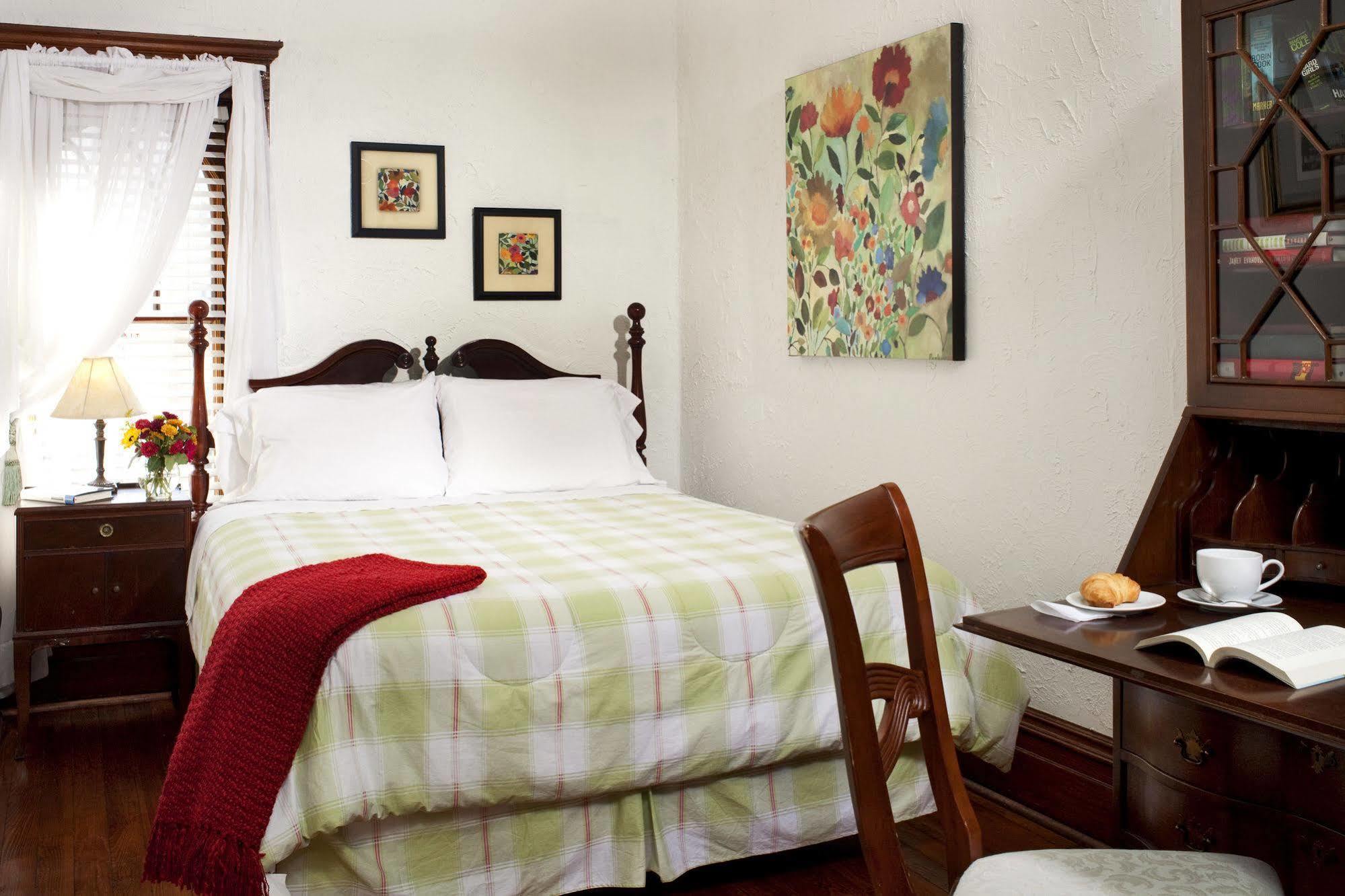 American Guest House, A Dc 2*