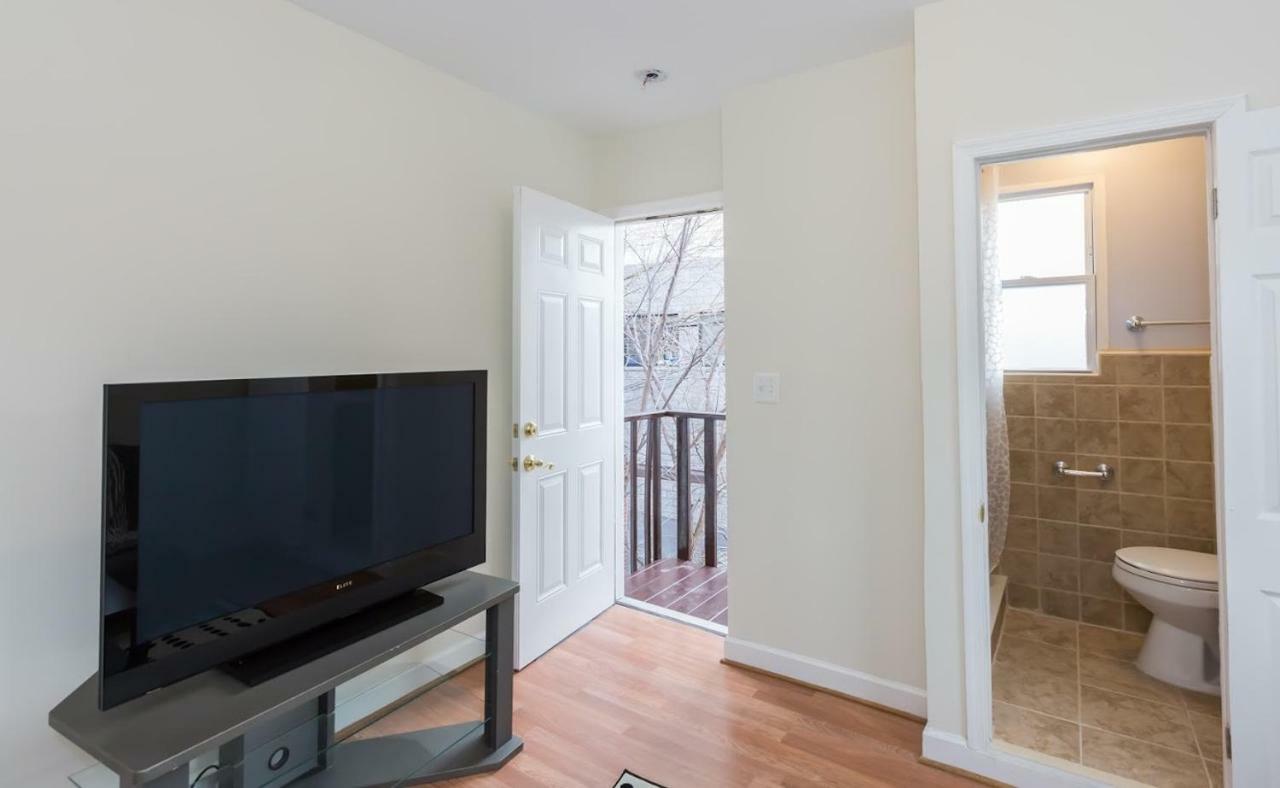 Charming - 3 Min Walk To Petworth Metro Station; 10 Min To Convention Center Guest house *