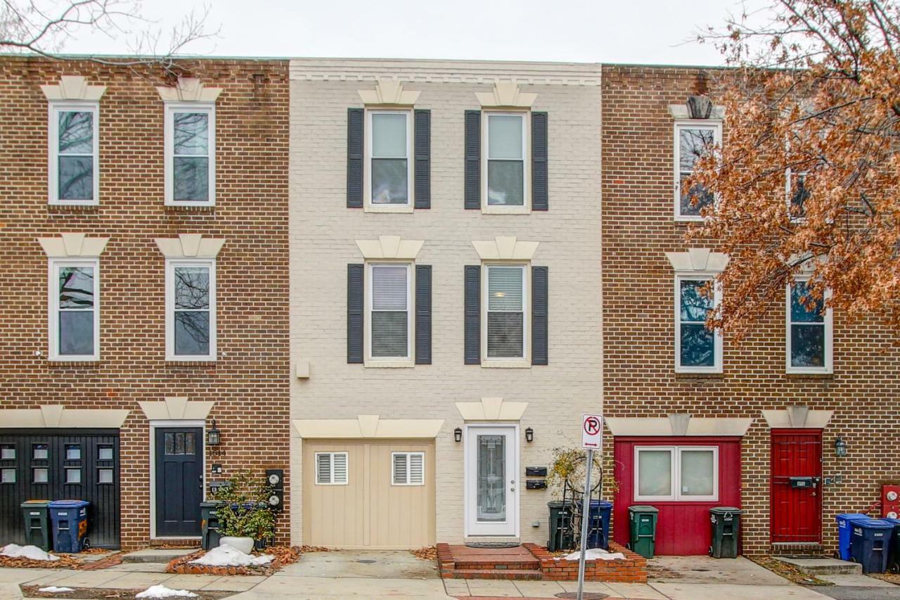 Chic -- Your Walkable, Capitol Hill Away From Home! Apartment