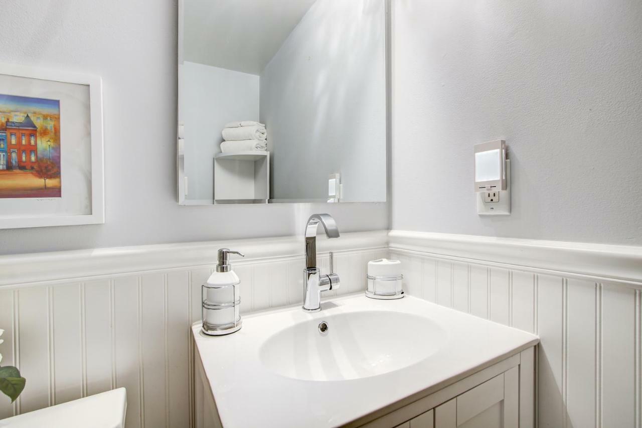 Chic -- Your Walkable, Capitol Hill Away From Home! Washington