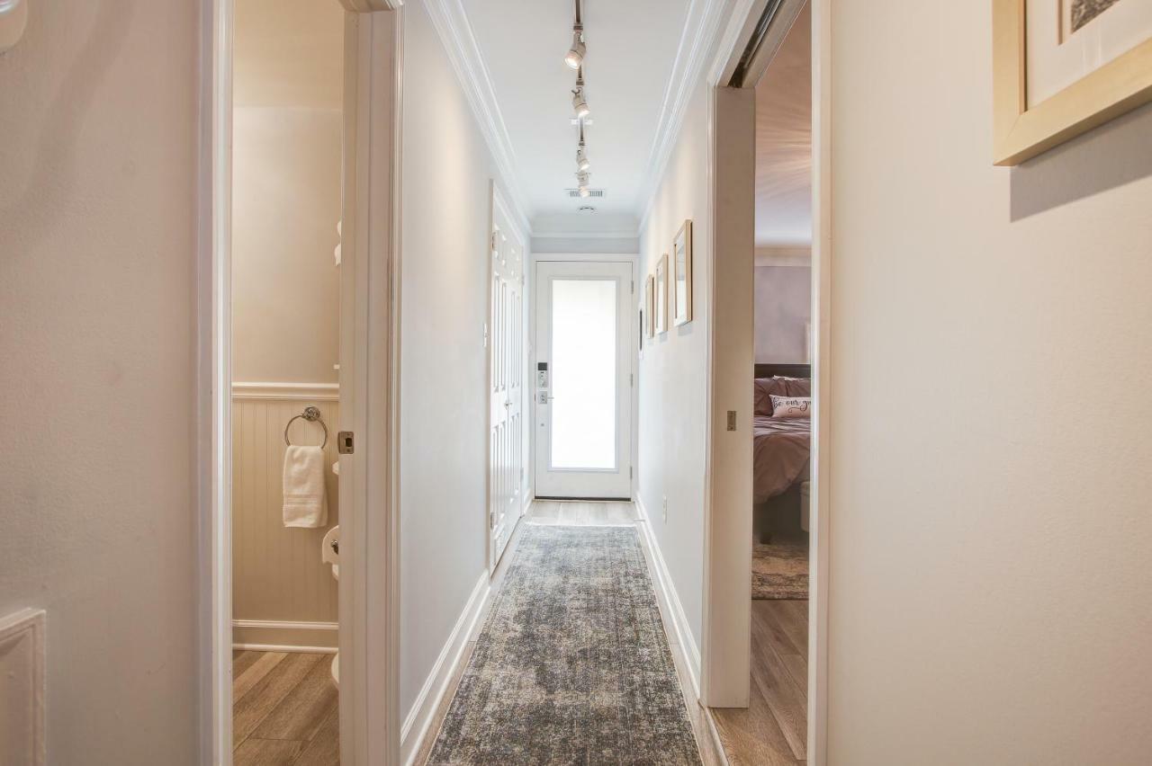 Apartment Chic -- Your Walkable, Capitol Hill Away From Home! *