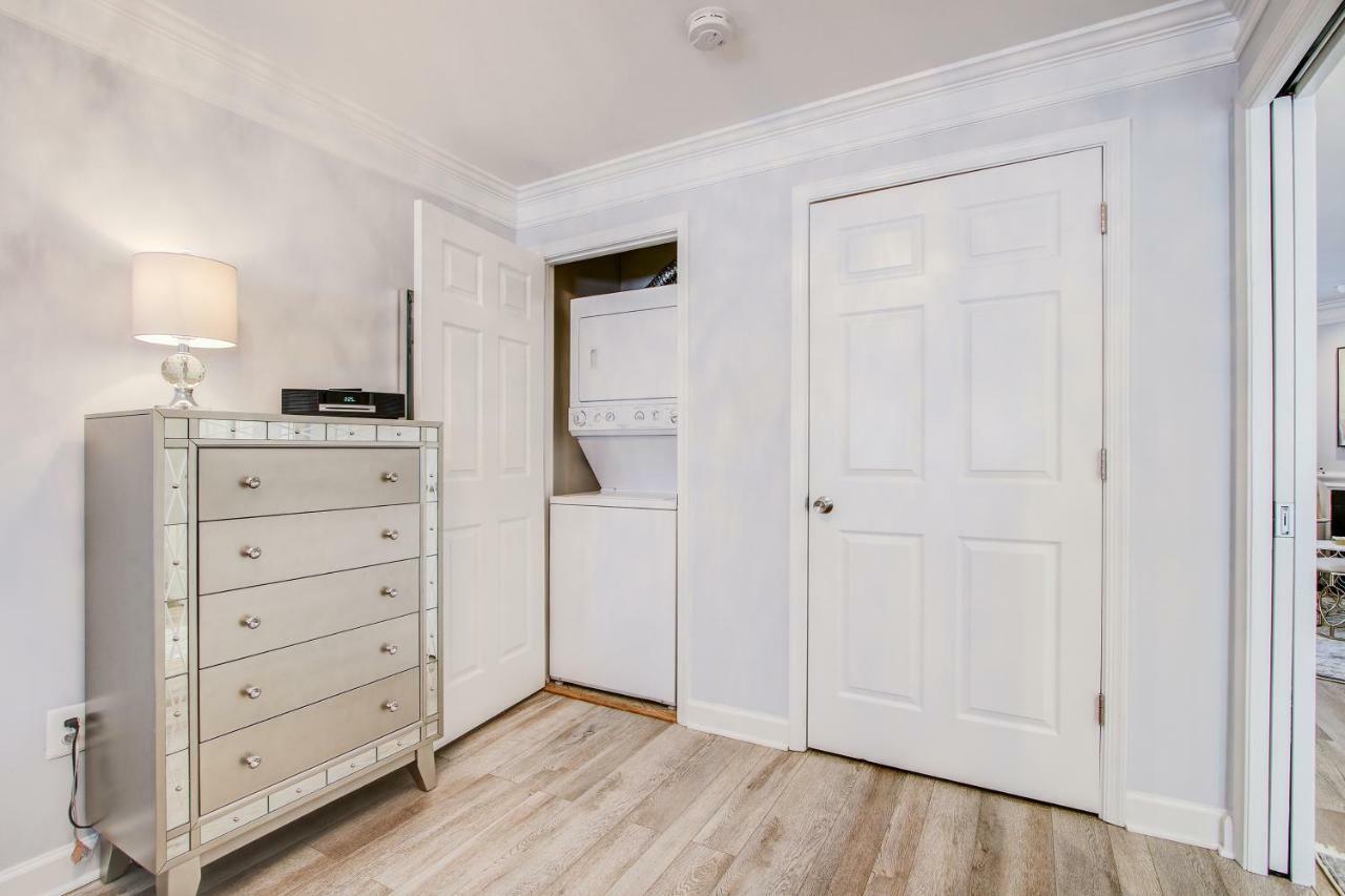Apartment Chic -- Your Walkable, Capitol Hill Away From Home! Washington