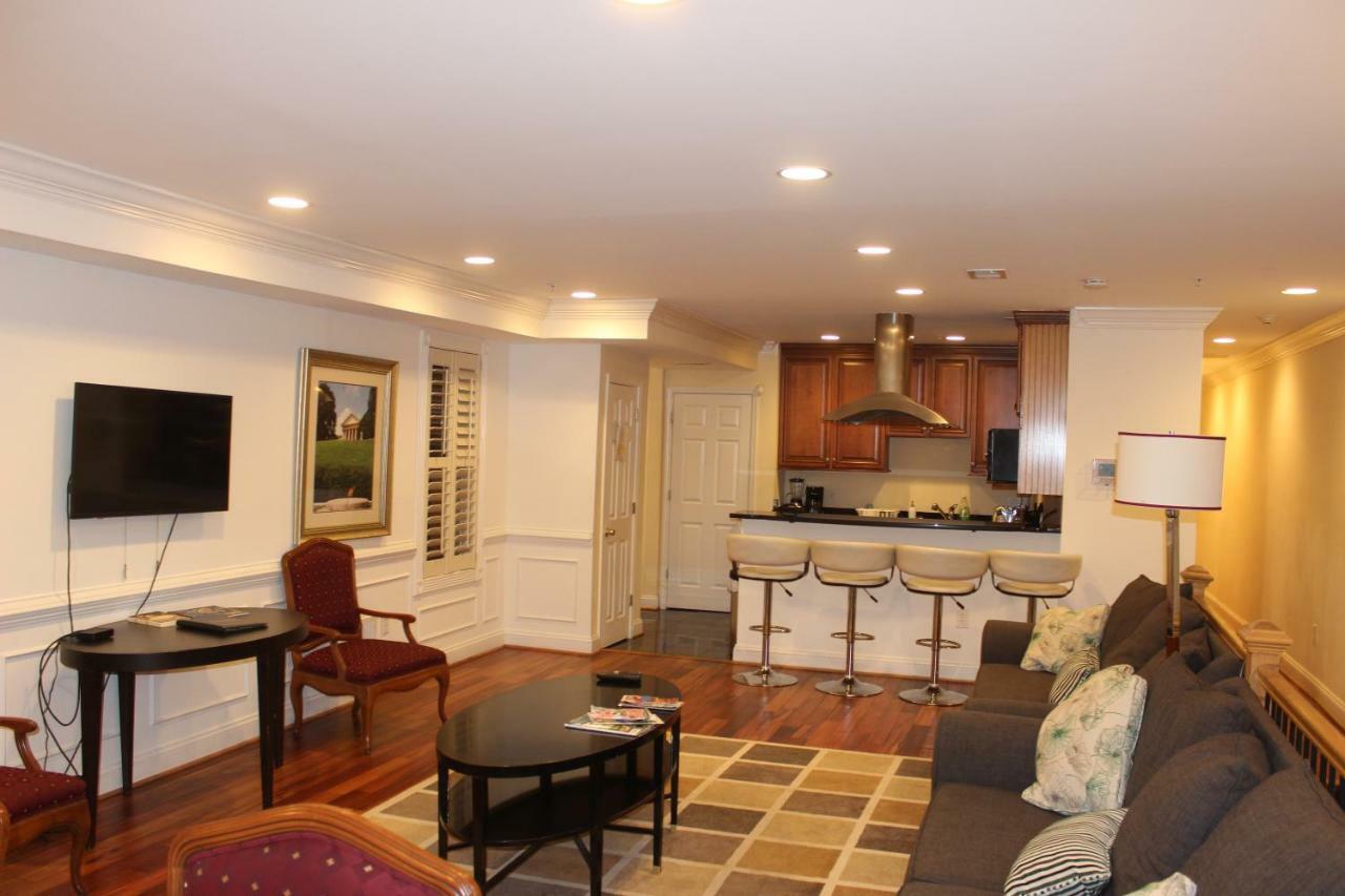 Penthouse - Private Roof Deck & Free Parking *