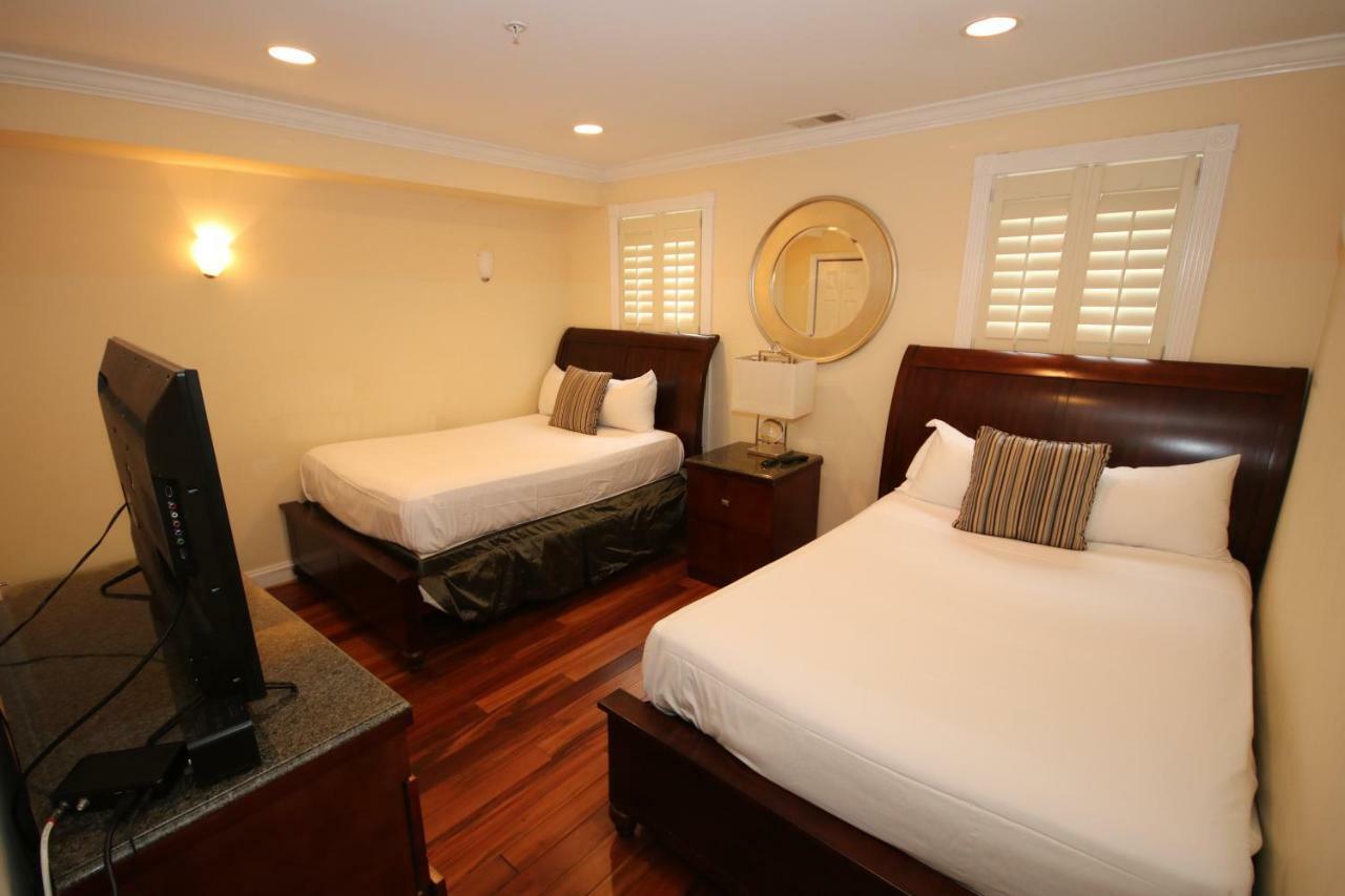 Penthouse - Private Roof Deck & Free Parking *