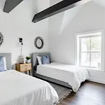 Decompress In The Zen Surroundings Of A Cozy Carriage House