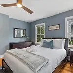 Historic & Modern Capitol Hill 2-Br Row Home