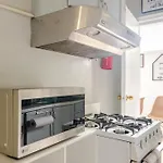 Bright & Cozy 2 Bedroom, 1 Bath, 2 Miles From White House