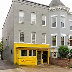 Bright & Cozy 2 Bedroom, 1 Bath, 2 Miles From White House