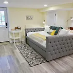 Cozy Industrial Bijou Studio With Parking