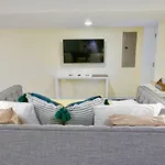 Cozy Industrial Bijou Studio With Parking