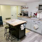 Cozy Industrial Bijou Studio With Parking