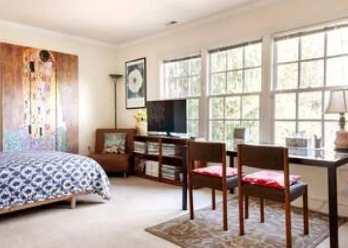 Free Parking On A Private St., Minutes To Georgetown, Medstar Hospital, Georgetown University And More