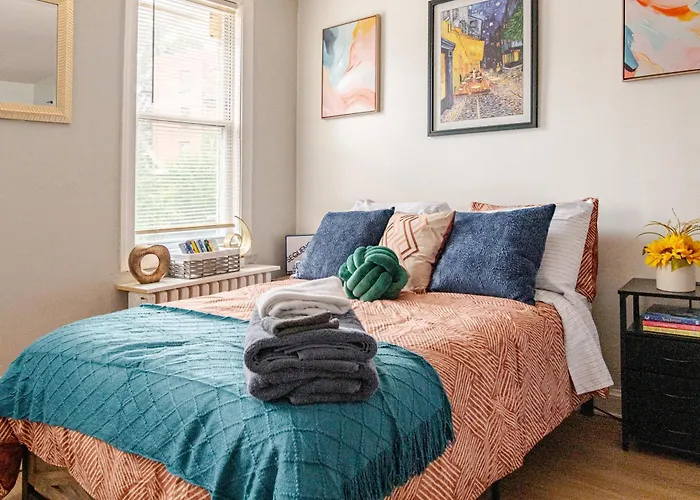 Bright & Cozy 2 Bedroom, 1 Bath, 2 Miles From White House